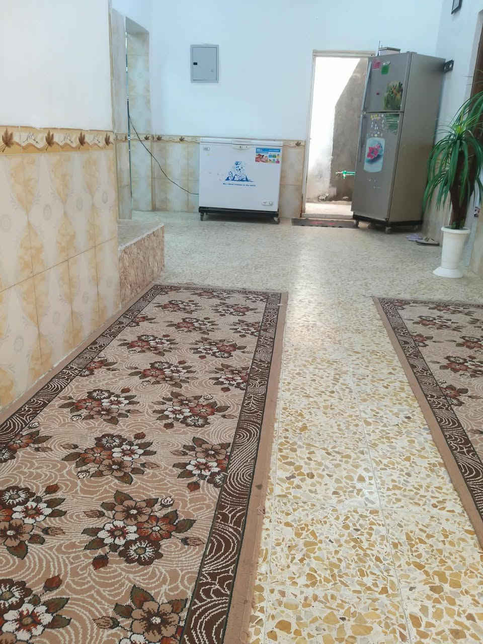 سلام عليكم اخوان متوفر دار سكن للبيع منطقة ال جايد زراعي خلف الخشابه مساحة ١٣٥م الواجهه ١٠م والباقي نزال. غرفتين وصاله ومطبخ وبراني.وصحيات  بناء  مسلح  جاهز للسكن. السعر ٥٥ وبي مجال استفسار اكثر اتصال*********** أو واتساب
