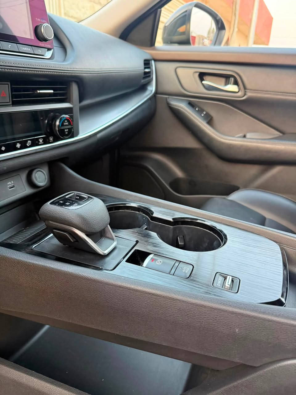 💥 للبيع: نيسان روج بلاتينيوم بلاك إديشن 2023 (Nissan Rogue Platinum 2023 - Black Edition) 💥

⚙️ المواصفات الفنية والمحرك:
 الموديل: 2023
 الفئة: بلاتينيوم (Platinum) - أعلى فئة
 المحرك: 1.5L تيربو المتطور (VC-Turbo) - 3 أسطوانات بقوة 201 حصان وعزم هائل.
 ناقل الحركة: أوتوماتيكي CVT سلس جداً مع وضعيات قيادة (Sport / Eco / Standard).
 نظام الدفع: دفع أمامي (FWD) - ممتاز جداً واقتصادي جداً في استهلاك البنزين.
✨ التجهيزات الخارجية (Black Edition):
 لون أسود ملكي جذاب مع حزمة البلاك إديشن.
 إضاءة LED بالكامل (مصابيح أمامية، نهارية، وخلفية).
 فتحة سقف بانورامية كهربائية عملاقة.
 وياله ألمنيوم حجم 19 إنش بتصميم رياضي.
 صندوق خلفي (دبة) كهربائي يفتح بالقدم (Hands-Free).
 سكك سقفية باللون الأسود + حسّاسات ركن أمامية وخلفية.
 مرايا جانبية كهربائية بلون السيارة مع إشارات وتدفئة.
🛋️ المقصورة الداخلية والرفاهية:
 مقاعد جلد فاخرة جداً (Semi-Aniline) باللون الملكي.
 مقاعد أمامية وخلفية دافئة + عجلة قيادة دافئة.
 ذاكرة لمقعد السائق وتعديل كهربائي كامل للمقاعد.
 شاشة عدادات ديجيتال بالكامل مقاس 12.3 إنش.
 شاشة عرض معلومات على الزجاج الأمامي (Head-Up Display) مقاس 10.8 إنش.
 شاشة لمس وسطية مقاس 9 إنش تدعم Apple CarPlay (لاسلكي) و Android Auto.
 نظام صوتي فاخر جداً من Bose مكون من 10 سماعات مع مضخم صوت.
 شاحن هاتف لاسلكي + منافذ USB و Type-C للركاب بالأمام والخلف.
 تكييف أوتوماتيكي ثلاثي المناطق (Triple-Zone) مع ستائر جانبية للركاب في الخلف.
🛡️ أنظمة الأمان والسلامة (ProPILOT & Safety Shield 360):
 نظام القيادة شبه الذاتية ProPILOT Assist مع رادار ومثبت سرعة ذكي متكيف.
 نظام كاميرات رؤية شاملة 360 درجة (Around View Monitor).
 نظام الكبح التلقائي للطوارئ (أمامي وخلفي) مع كشف المشاة.
 نظام تحذير النقاط العمياء (Blind Spot) والتنبه عند الخروج من المسار.
 نظام التنبيه من حركة المرور الخلفية أثناء الرجوع.
صدوق كهرباء
السياره بحاله الوكاله دينار متصرف عليه
تايرات الوكاله جديده
باتري جديد 
مبدل دهن قبل يوم
حادث جاملغ بنيد بدون دواخل 
ايربك سترين مبدل اصلي

السعر 160 بي مجال 
ماشيه 61 الف كيلو

***********
***********
صلاح الدين / بلد

