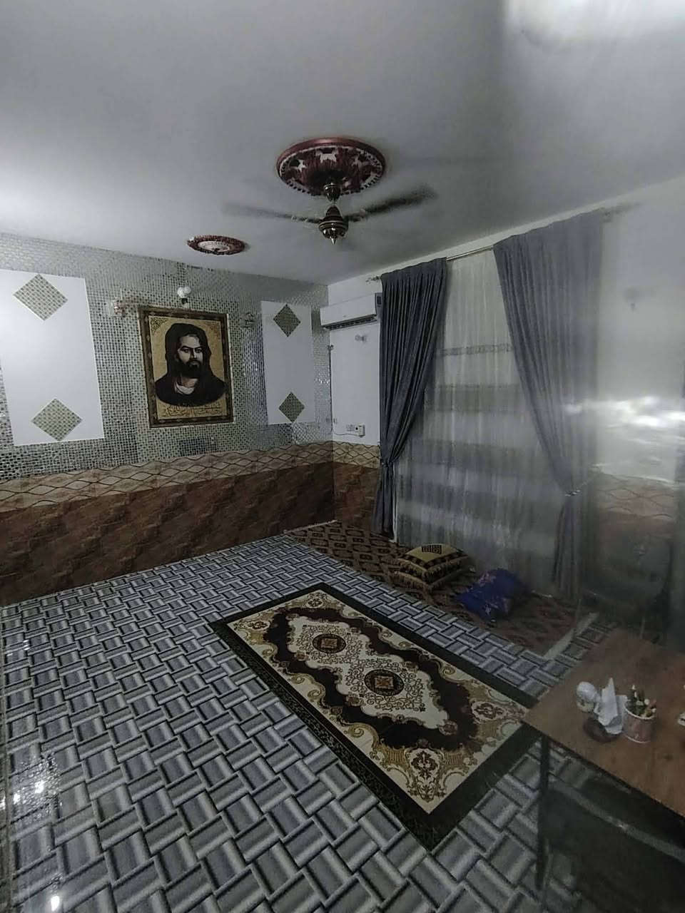 بيت للبيع مساحه ١٠٠ متر مربع متكون من الطابق الأول استقبال وغرفه منام وصاله ومطبخ وصحيات  داخليه وخارجيه الطابق الثاني متكون من ثلاثه غرف منام وصاله وصحيات مع الصطح مغلف ومطبك شتايكر مكان البيت زين القوس جهه الخدمات تبليط ومجاري للمعلومات أكثر الاتصال على *********** و ***********

