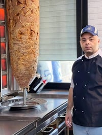 خلفه شاورما تجهيز فقط متفرغ للعمل مصرى معى اقامه بغداد هذا رقمى 078734...