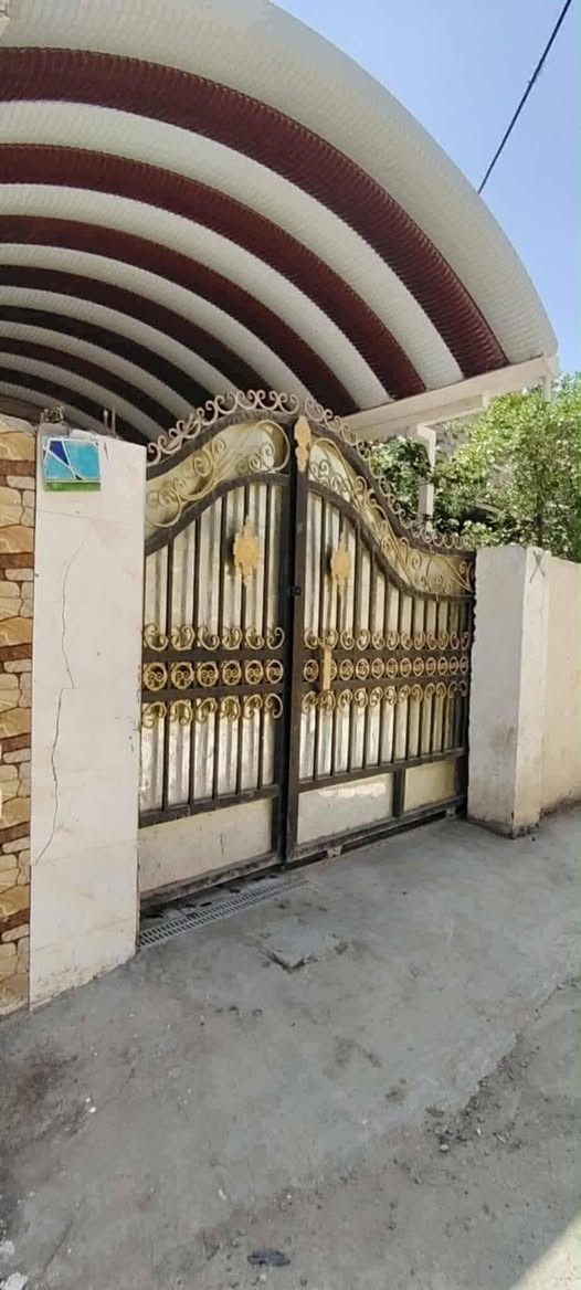 السلام عليكم دار لبيع مساحتة ٣٠٠متر بدايه شارع علي قماره مقابل أسواق علي لبي مساحته ٣٠٠متر غرفتين وصاله ومطبخ واستقبال صحيات داخليه وخارجيه لاتصال ***********
