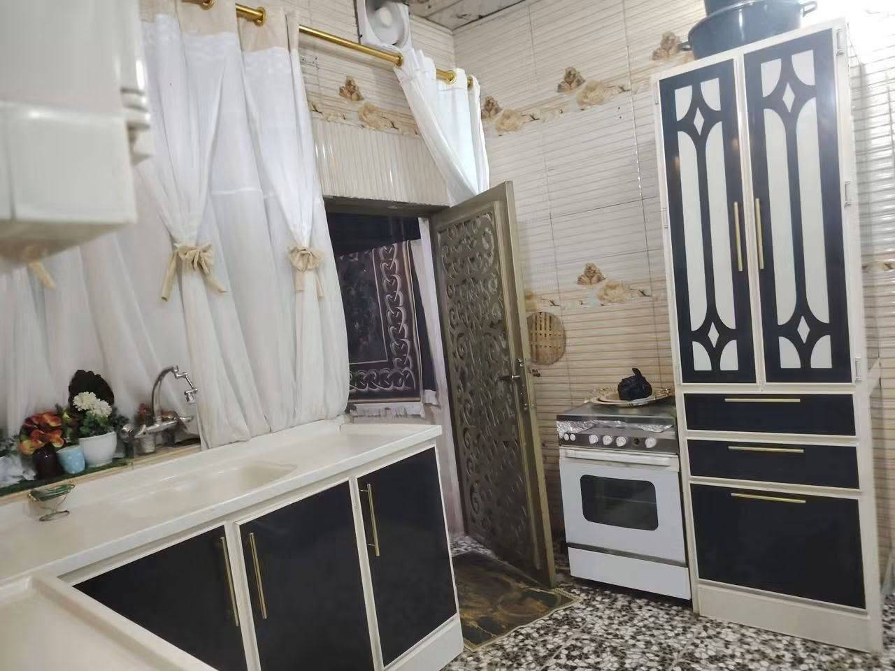ياالله
السلام عليكم

يعلن مكتب الخبير للعقارات 
وجود دار في حي المصطفى شارع سماح عل تبليط
مساحه 100م

الطابق الأول //استقبال ومطبخ وغرفه نوم وصاله ومجموعة صحيات داخليه وخارجه

الطابق الثاني //غرفه نوم

السعر// 58مليون  وقابل للتفاوض
للاستفسار مراجعة المكتب مقابل مركز الشباب الدوب
اتصال //***********
