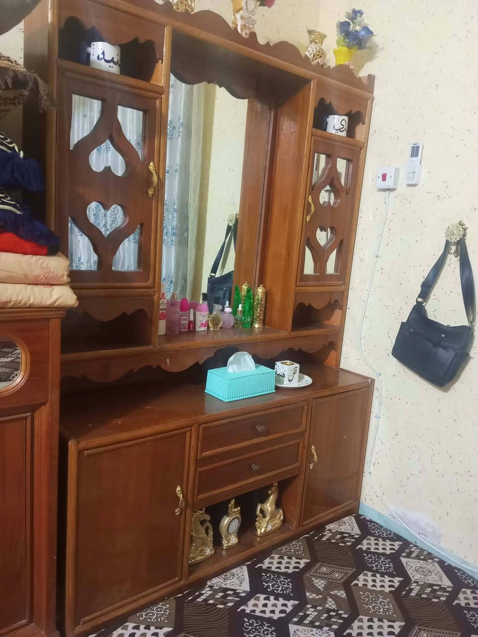 غرفة خشب • زولية ٤ب٤ • ستائر فيروزية