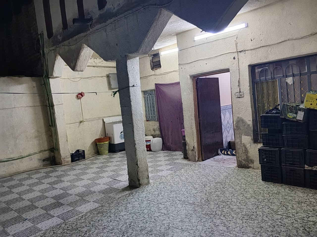 السلام عليكم يوجد بيت للبيع طابو صرف مساحة 240 المكان حي العسكري شارع سيد جواد خلف مدينة الألعاب الجديدة مباشره البيت طابقين يتكون طابق الاول من غرفتين وصاله وصحيات داخليه وخارجيه وديوانيه ومطبخ حار وبارد وطارمه طابق ثاني يتكون من غرفه وصاله وسطح مكان حلو السعر 120 وبيه مجال الاستفسار *********** امجد للعقار مستعدون لكافة العروض
