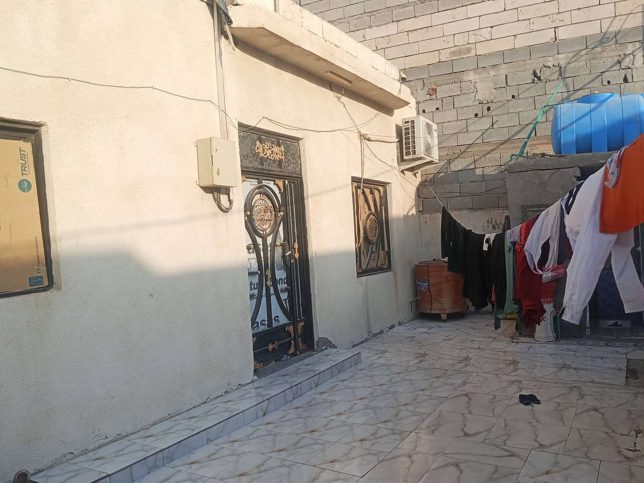 بيت للبيع طابو زراعي عراقي 

في ابو خصيب منطقة ابو كوصره 

مساحة البيت 150 متر 

يحتوي البيت على غرفتين ودوانية وصاله ومطبخ وحمام داخلي وحمام خارجي 

السكف كونكريت 

السعر المطلوب 57 مليون وبي مجال 

لاستفسار تواصل على رقم ***********
