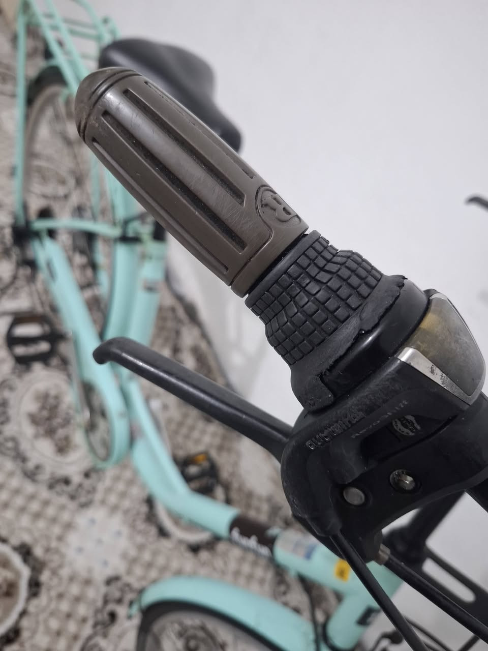🚲 دراجة يابانية بالة – Super Original 🚲
​إذا كنت تبحث عن الجودة الحقيقية والمتانة العالية، فهذا هو الخيار الأفضل!
​النوع: سوبر (Super Original) – بالة ياباني أصلية
​الحجم: 26
​الموديل: 2017
​الإطارات: من ماركة Bridgestone الشهيرة
​نظام السرعات: 6 غيارات تعمل بكفاءة وبدون أي مشاكل
​القفل: قفل مركزي (Central Lock) 🔒
​الإضاءة: LED مغناطيسي (يعمل تلقائياً مع دوران العجلة بدون الحاجة لبطارية) 💡
​الحالة: نظيفة جداً، جاهزة للاستخدام 100% ولا تحتاج لأي مصاريف
​📍 الموقع: أربيل
📞 للتواصل: ***********
