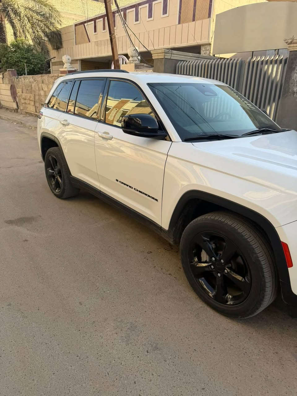 جيب موديل 23 لمتد بدون فتحة مواصفاتها معروفة خمسة راكب 
حادثها بابتين جهة السائق مبدلات بلادي ابيض 
بدون تكمة بدون اير باكات ماشية 43000km
فحص موقت بغداد يعني تترقم بغداد فقط السيارة جاهزة اي نقص مابيها مكان السيارة بغداد
***********
