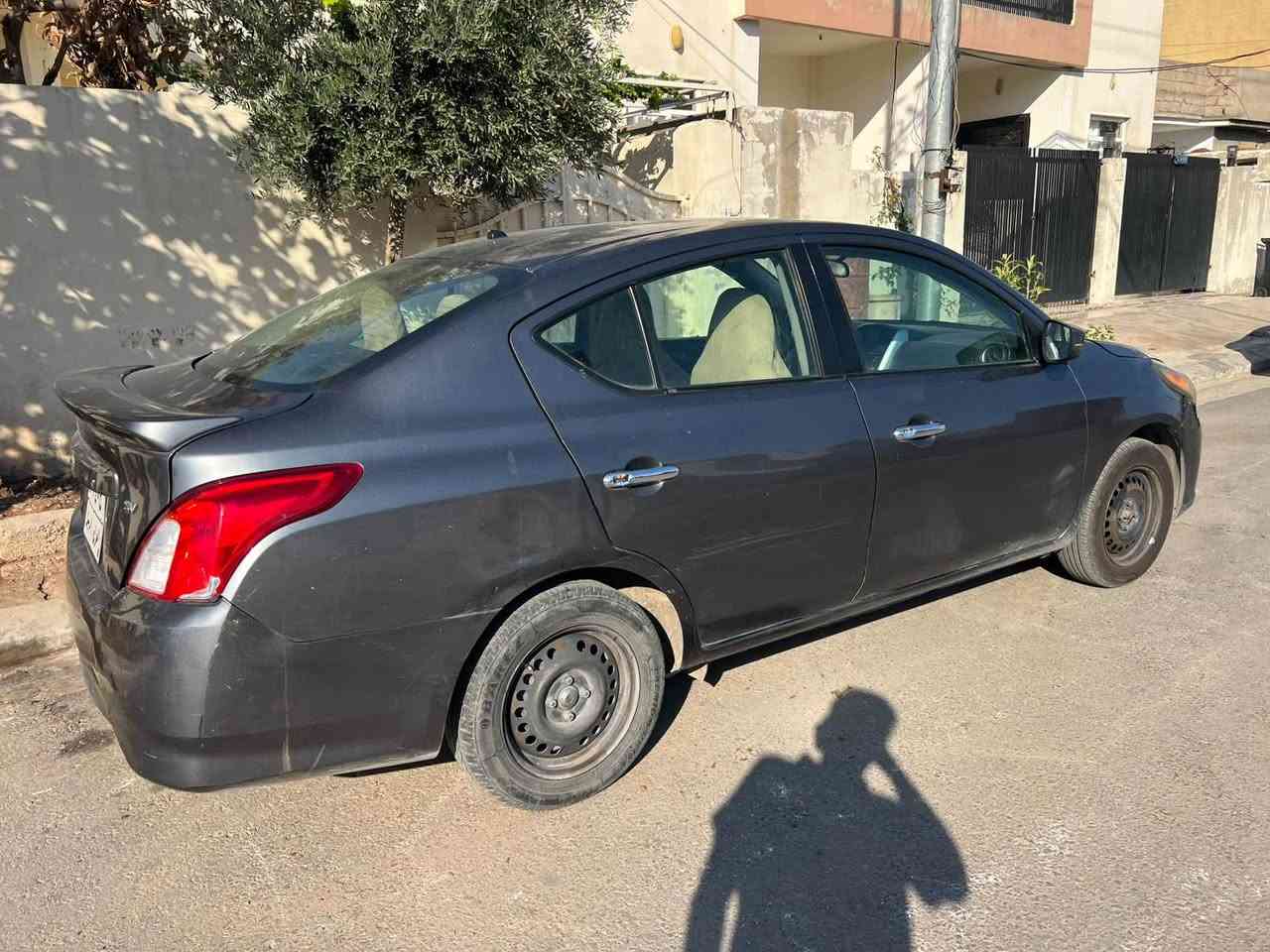 Nissan versa 2017 
٤ بارجةى سبوغة 
بيش و پشت بئ ليدران
رقم و سنوي بةسةرجوة
٤ تاية نوى لةسةرة
١٣٤,٠٠٠ كم رويشتية
غرامة ٥٠٠$ لةسةرة
سعرى داوى ٨٠ ورقةى معاملةشى تيداية
رةقم تلفون *********** اكر, نينوى
