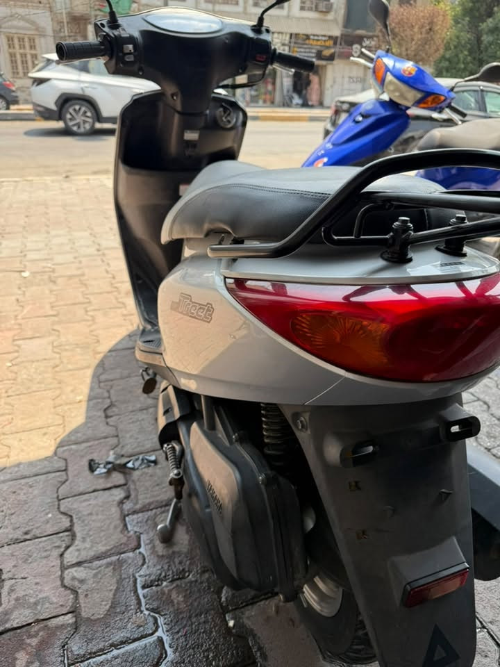 دراجه للبيع اكزز الدراجه نقص بيه بس جويتر الدراجه نضيفه من الكفرات و غيرها و جميع غراضه بلادية للبيع السعر  ٨٥٠ الف 
وبيه مجال بسيط لاتصال *********** بغداد  الكاظمية
