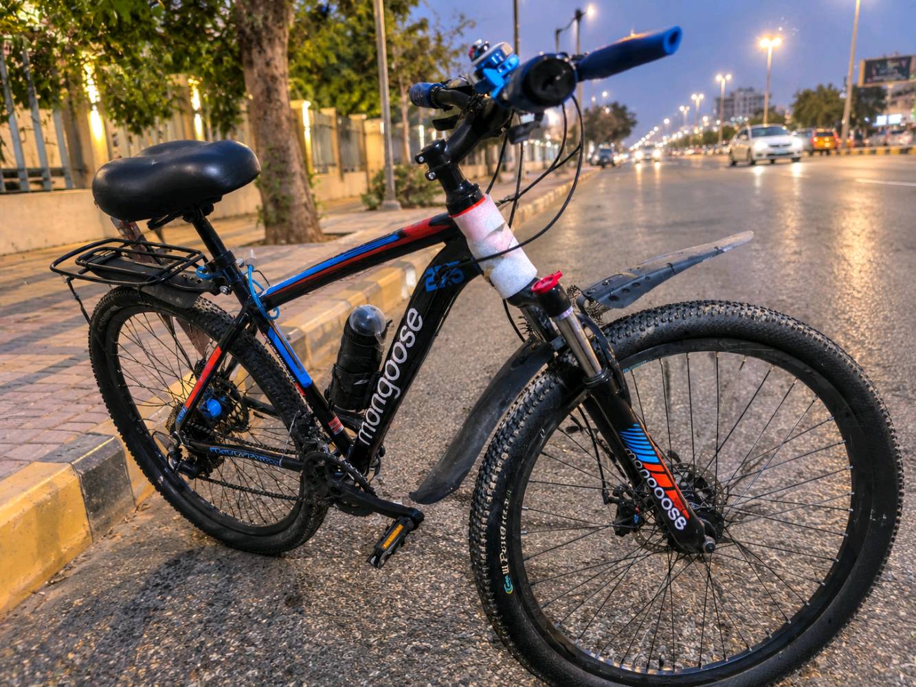​للبيع: بايسكل جبل الرياضي ماركة Mongoose  
​الماركة: Mongoose.  
​النوع: دراجة جبلية (Mountain Bike) مجهزة للقيادة في الطرق المختلفة.  
​المواصفات والملحقات الظاهرة:
​جامبينات / مساعدات أمامية تمتص الصدمات.  
​نظام مكابح ديسك (Disc Brakes) أمامي.  
​إطار/تاير عريض بنقشة جبلية ممتازة.  
​مقود (ستيرن) عريض مزود بمسكات ملونة ولون أزرق مميز.  
​إضاءة أمامية LED مع جرس تنبيه مثبت على المقود.  
​مدعمية / شلاخ أمامي فوق الإطار لحماية من الطين والمياه.  
​قاعدة وحامل مطارة ماء مع حماية على الفريم.  
​السعر: 285,000 ألف دينار عراقي (قابل للتفاوض البسيط للجادين).
​العنوان: كربلاء - قنطرة السلام.
​للنتواصل والاستفسار، يرجى مراسلة الواتس ساب أو الاتصال على الرقم ***********