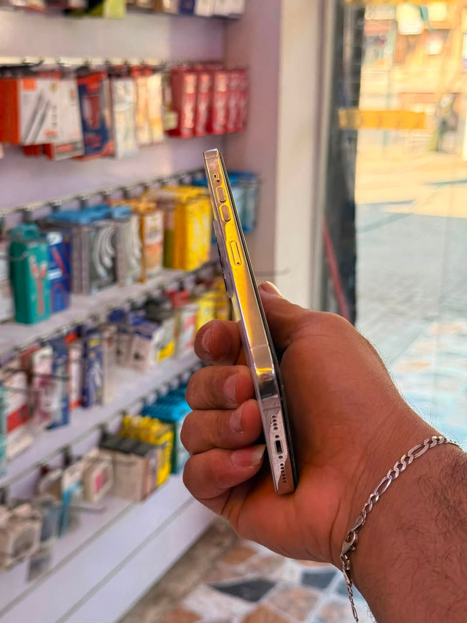السلام عليكم 🫡 
للبيع iPhone 12 pro max 
ذاكرا 256 
نضافه 90% لون أبيض 
الجهاز كله شغال  مبدل شاشه وبطاريه  نوعيه اصليه حلوه بصمه شغاله
 اتصال انترنيت كامرات كله شغال السعر 320 مكاني بغداد مدينه الصدر  قطاع 18
رقمي*********** بس واتساب هم
