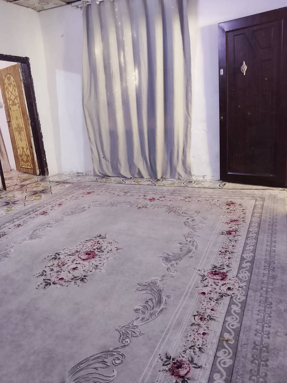 السلام عليكم 
دار للبيع شارع المطحنة  قرب مدرسة الرحاب الابتدائية ومدرسة الفردوس المتوسطة  75 متر  صندويش  نظيف بسعر مناسب 
غرفة 
صالة 
مطبخ
حمام
طرمة  
الاستفسار اكثر الاتصال على الرقم ***********
