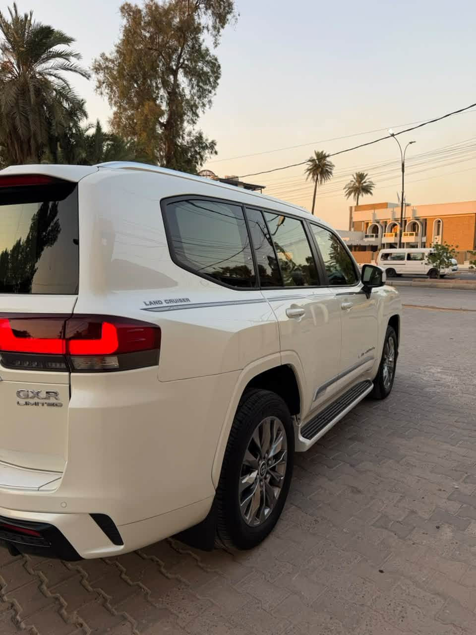 السلام عليكم لاندكروز 2023 ساز  لمتدد اصل ٤ كامرات مكفولة من الشخط ماشية ٤٠ الف مغلفة بالكامل PPF مكان السيارة الكاظمية السعر 65,000$ هاتف ***********/***********
