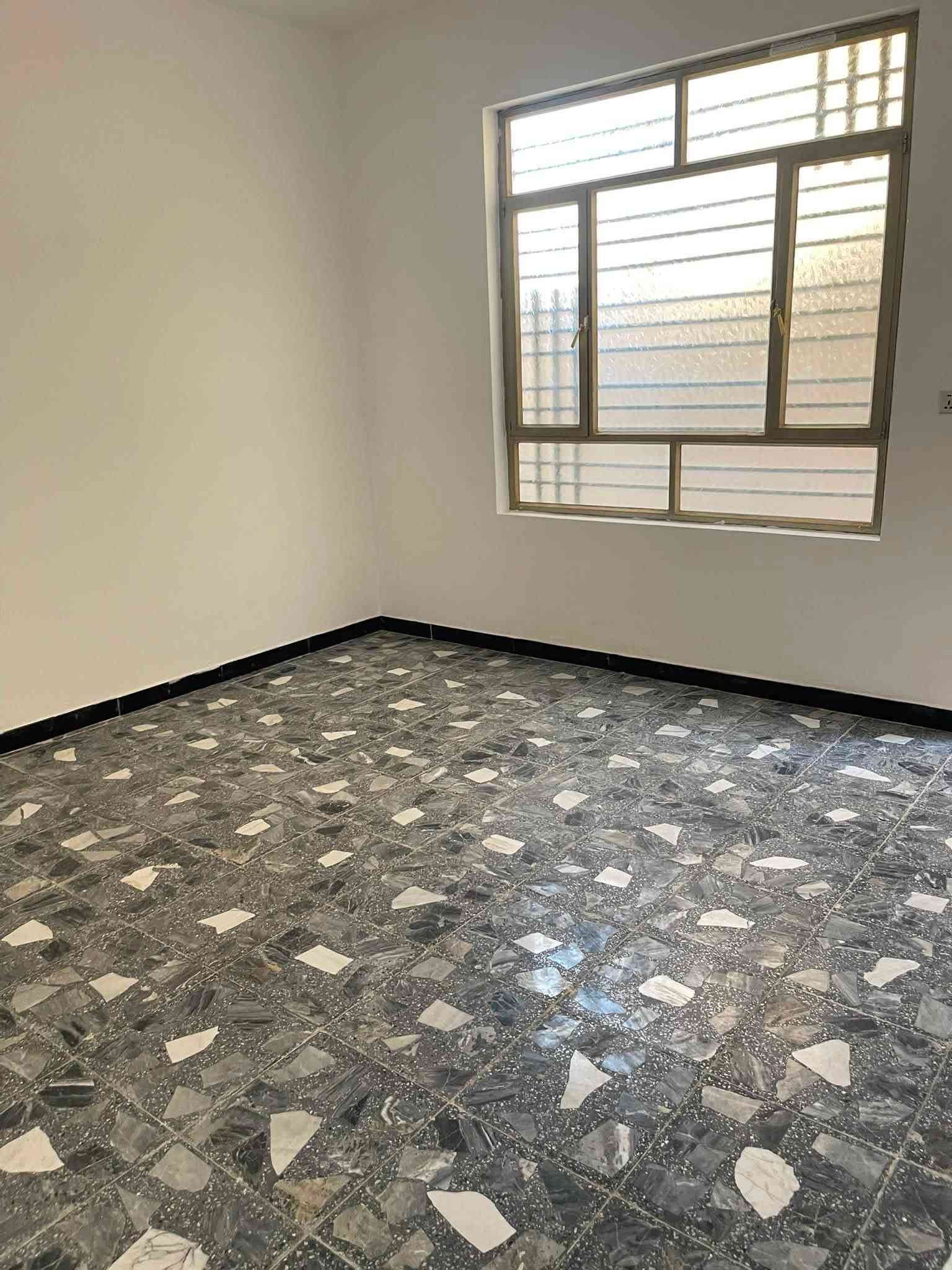 للبيع بيت 100 متر قاط ونص بيت جديد وشغل درجة أولى غرفتين نوم واستقبال وصالة حمامات عدد٢ طابو زراعي سند ٢٥ وكالة ام الصورة العنوان الزعفرانية شارع صيدلية زينة علي فرع خامس خدمات كاملة السعر ٩٠ مليون للاستفسار اتصال ***********
