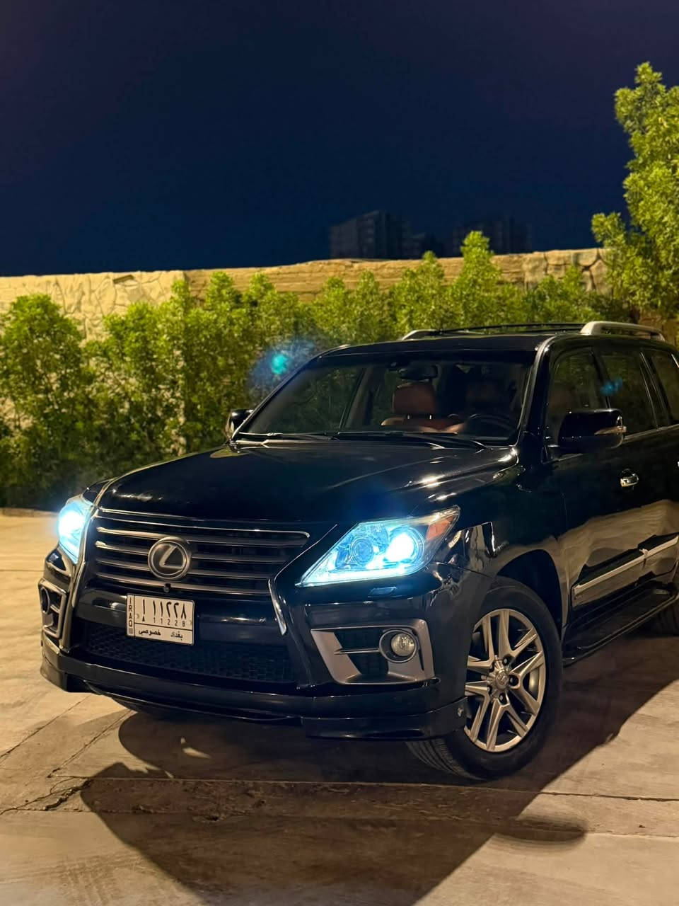 السلام عليكم لكزس LX570 مديل 2013 SPORT
ماشية 170KM الف لون اسود داخل مشمشي 
كشنات جلد تدفئة تبريد 
تبريد 3 قطع 
4 كامرات 
3 شاشات 
جكات 
مكينة 8 سلندر مواصفات الكزس معروفة كلها 
السيارة بدون صبغ بيها بارد بس 
مكانها بغداد السيدية 
***********
