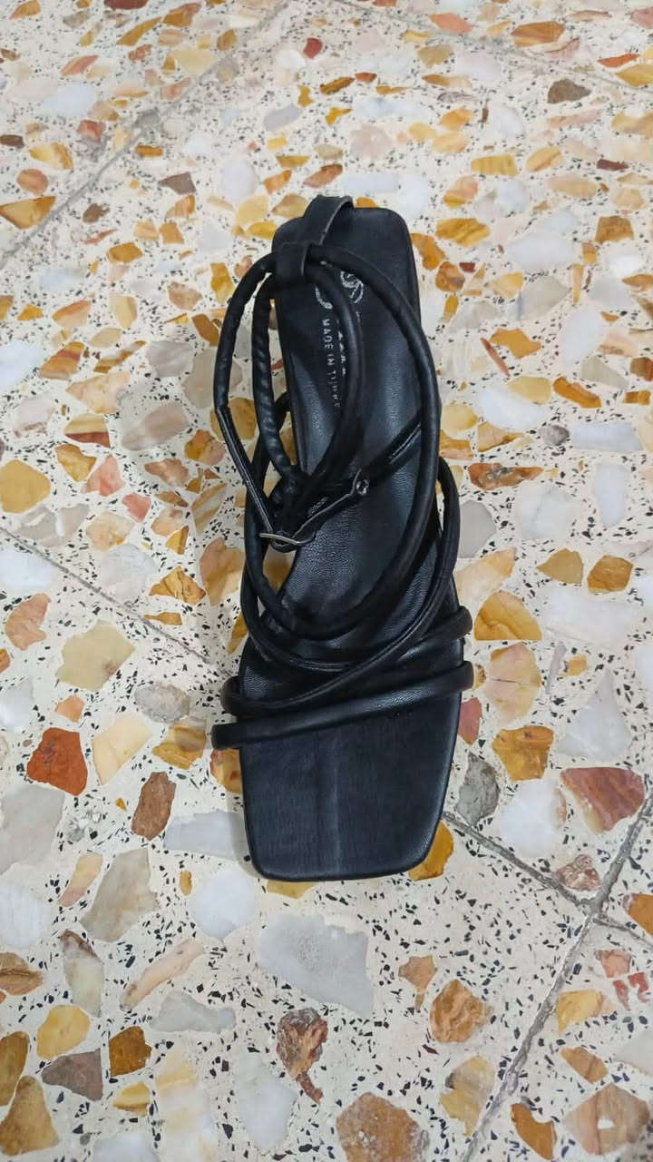 شلعه احذيه موديلات هواي وقياسات هواي تقريبا بيهن ١٠٠٠
الف قطعه *********** القطعه بألف ونص كلهن شلع وتجي وتشوفهن وبيك خير وتدلل
