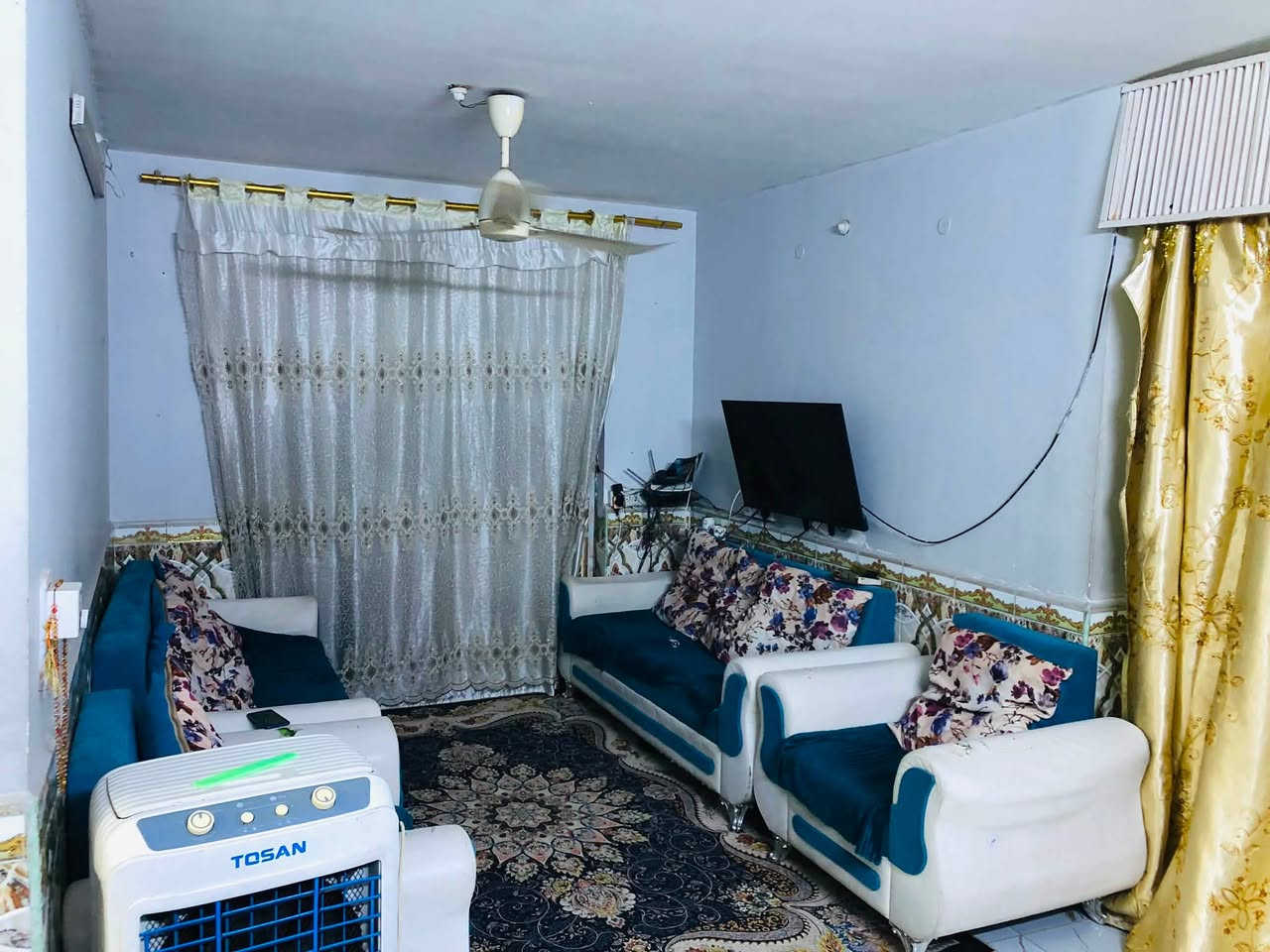 السلام عليكم
دار للبيع في دور الشرطة ال 74 خلف محطة الكندي طابقين المساحة 200 طابو صرف 
الطابق الاول 
غرفتين +صالة +استقبال+مطبخ +صحيات داخلية وخارجية +كراج سيارة وحديقة

الطابق الثاني 
غرفتين +صاله+مخزن +مجموعة صحيات
السعر175قابل لتفاوض
***********

