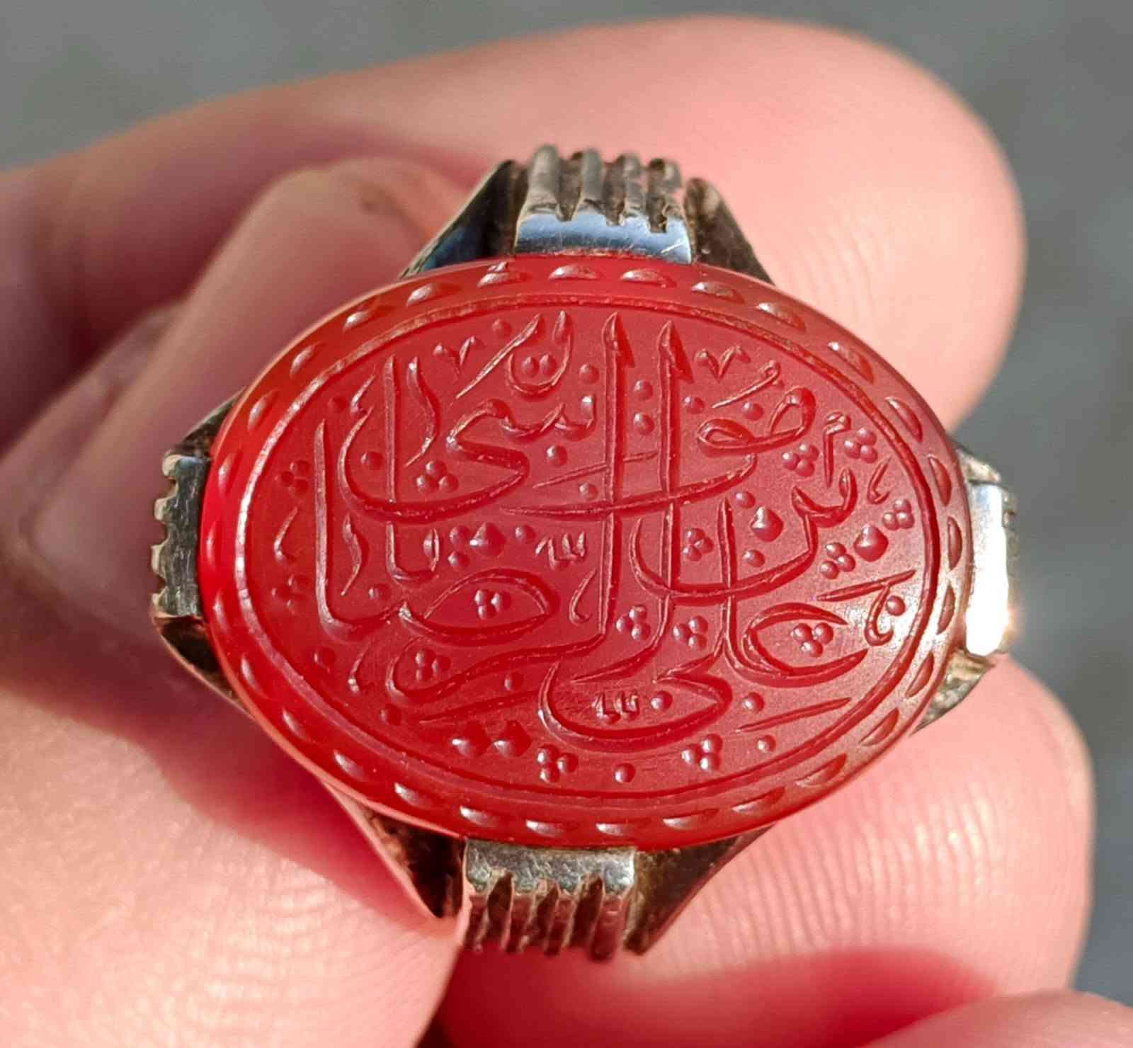 السلام عليكم عقيقه يماني تحفه خط جميل جدا مخطوط(ياعلي ابن موسئ الرضا) قياس الحجره 2سم وقياس الخاتم 25-26 صياغة مخالب الصائغ(عود) سعر 70 مكان ناصرية توصيل موجود ***********
