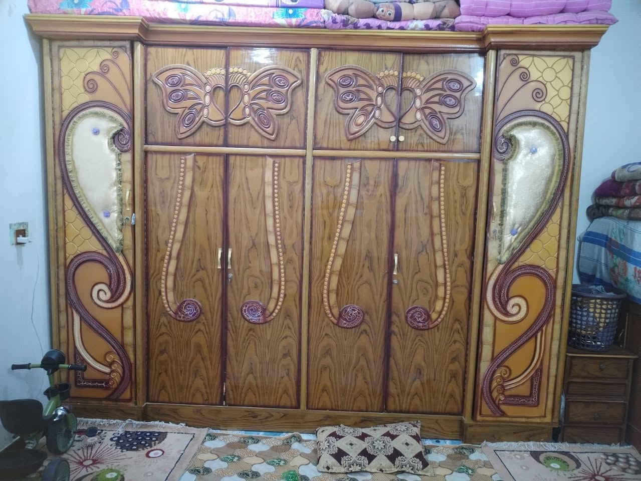 السلام عليكم غرفه نوم كامله هيه وملحقاتها 
 سعرها 550 وبيها مجال بسيط / ***********
