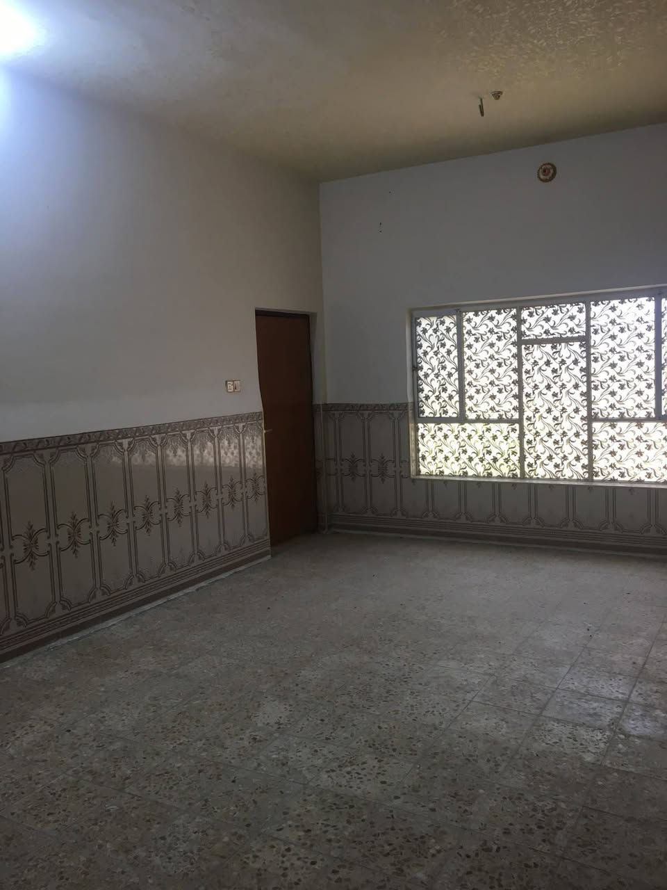 مستمرين معكم افضل العروض مكتب حيدر للعقار *********** دار زراعي سند ٢٥ مساحه ٢٠٠متر طابق واحد ٢ غرف نوم صاله كبيره إستقبال مطبخ مجمع صحيات طارمه كراج سياره بناء حديث موقع ممتاز كافه الخدمات طويريج حي المثنى قرب مكتب النائب غفران السعر ١٨٠ مليون مع المجال بسيط بيع مستعجل
