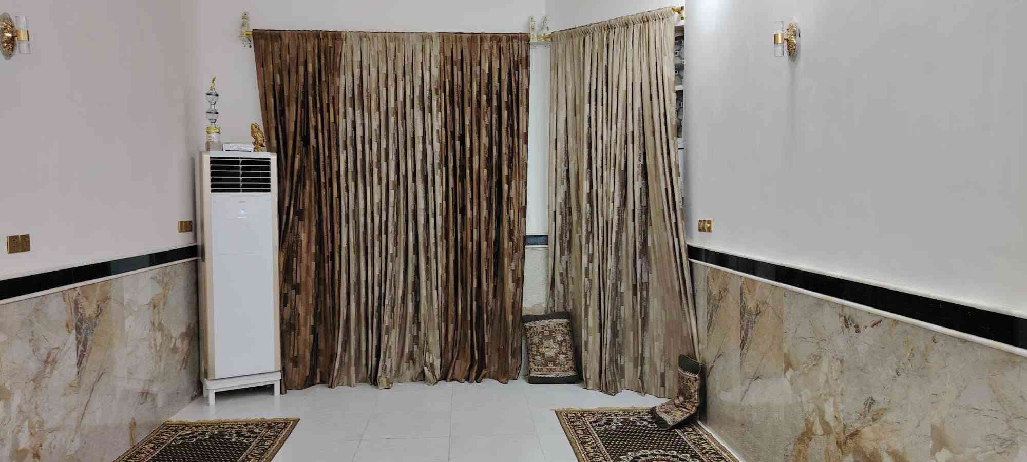السلام عليكم الدار للبيع في حي الجامعه بي معامله بسمى المساحه ٢٠٠ ***********
