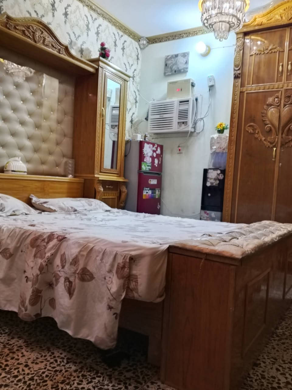 السلام عليكم غرفه اخشاب مستعمل للبيع نضيفه مثل متشوفون المكان بغداد الشعب ***********
