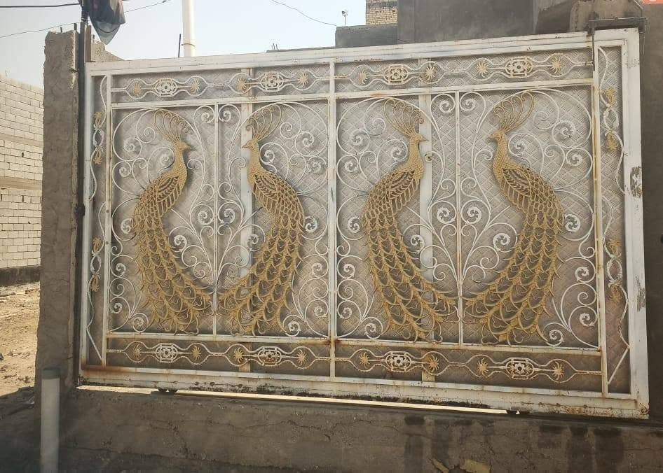 السلام عليكم.
باب سلايت ثقيل ونضيف جداً 

4 متر نقش طاووس ثقيل 

السعر مليون 1000000 وبي مجال 

***********
