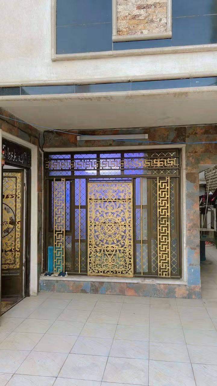 سلام عليكم من رخصت الادمن دار للبيع المساحة ٢٠٠متر يحتوي على غرفه نوم ومطبخ وهول وستقبال في طابق الارضي وثلاث غرف نوم في الطابق الاول ويحتوي على محلات تجارية عدد ٢لبيت عكاده لواجه ١٠ ونزال ٢٠الموقع الأمين الثانية الشارع الرئيسي الفاصل بين لامين والمعلمين قرب الصيدلية النظامية ***********او وات ساب صاحب العقار٠٠٤٤٧٩٥٨٥٧٣٠٩٠
