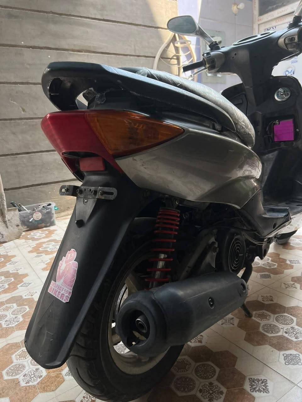 سلام عليكم دراجه سكنس نثيه 140
موديل 2004 سلف هندر  كهربائيات كلها شغاله السعر 500وبيها مجال للشراي العنوان تقاطع القدس للاستفسار ***********
