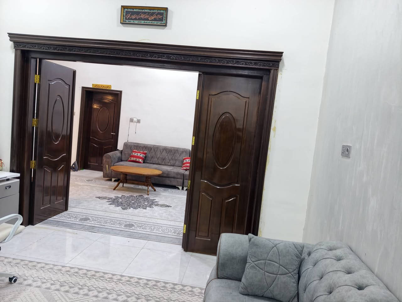 بيت في منطقة التنومة
السلام عليكم 
بيت بالتنومة شارع 36/ مساحة 165متر طابو صرف/ بناء حديث سنة 2022/ البناء كامل طابوق وباشراف مهندسين/ البناء طابقين

(4 غرف نوم/5 حمامات)

الطابق الاول:
-استقبال
-صالة
-مطبخ بارد+ مطبخ حار
-غرفة نوم تحتوي على حمام 
-حمام داخلي
-حمام خارجي

الطابق الثاني:
-صالة
-ثلاث غرف نوم (واحدة تحتوي على حمام) 
-حمام 

البناء درجة اولى والتشطبيات كلها درجة اولى: سيراميك افضل نوعية/ الابواب افضل واقوى جودة بالسوق/ الاصباغ كلها من شركة جوتن

للاستفسار الاتصال
***********
