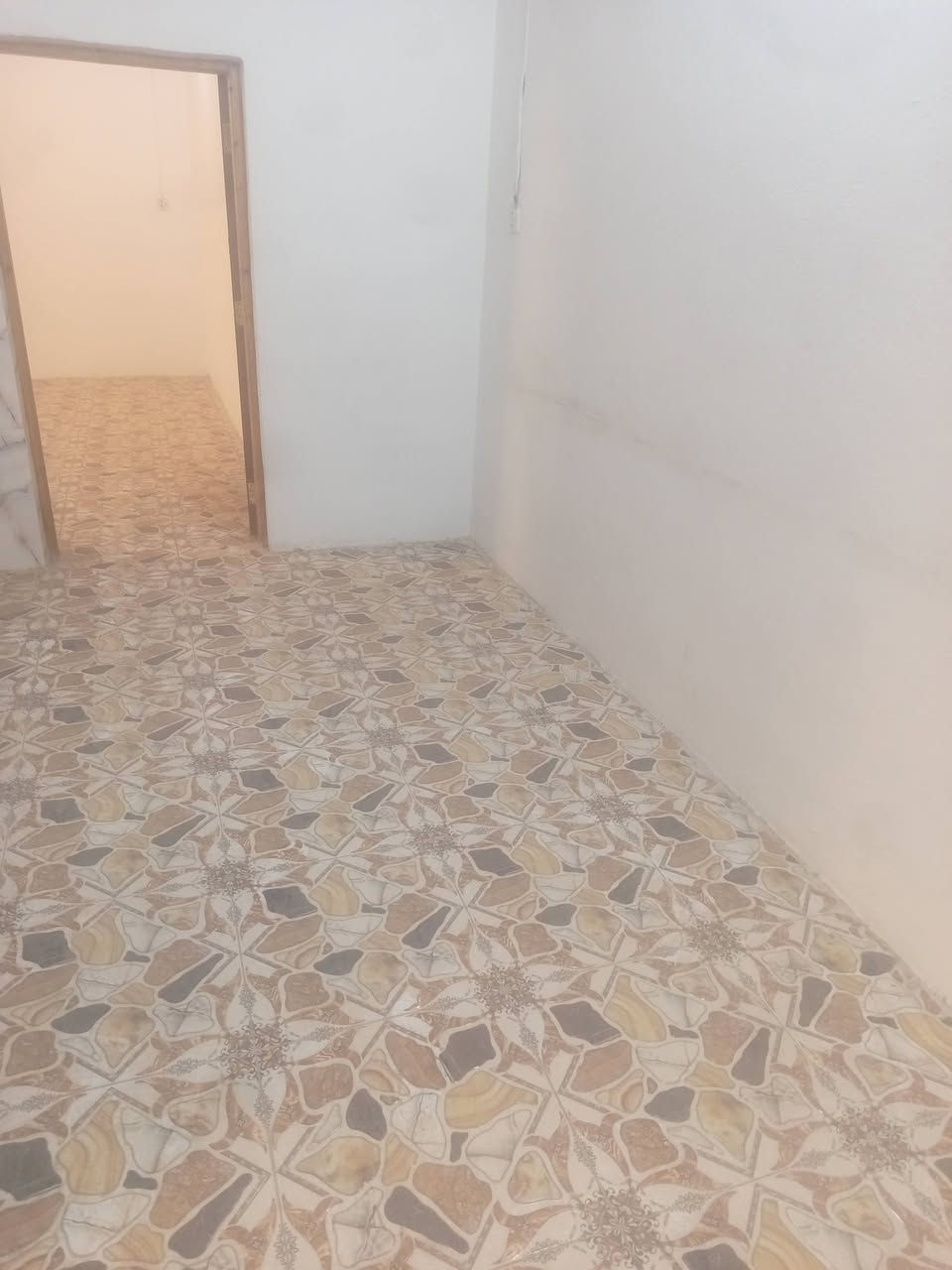 شقه للايجار على شارع الزهور سعرها 350 بارمه حوش 50 متر بيهن مكانها مميز حي الاشتراكي م مكتب حي السواق ***********
