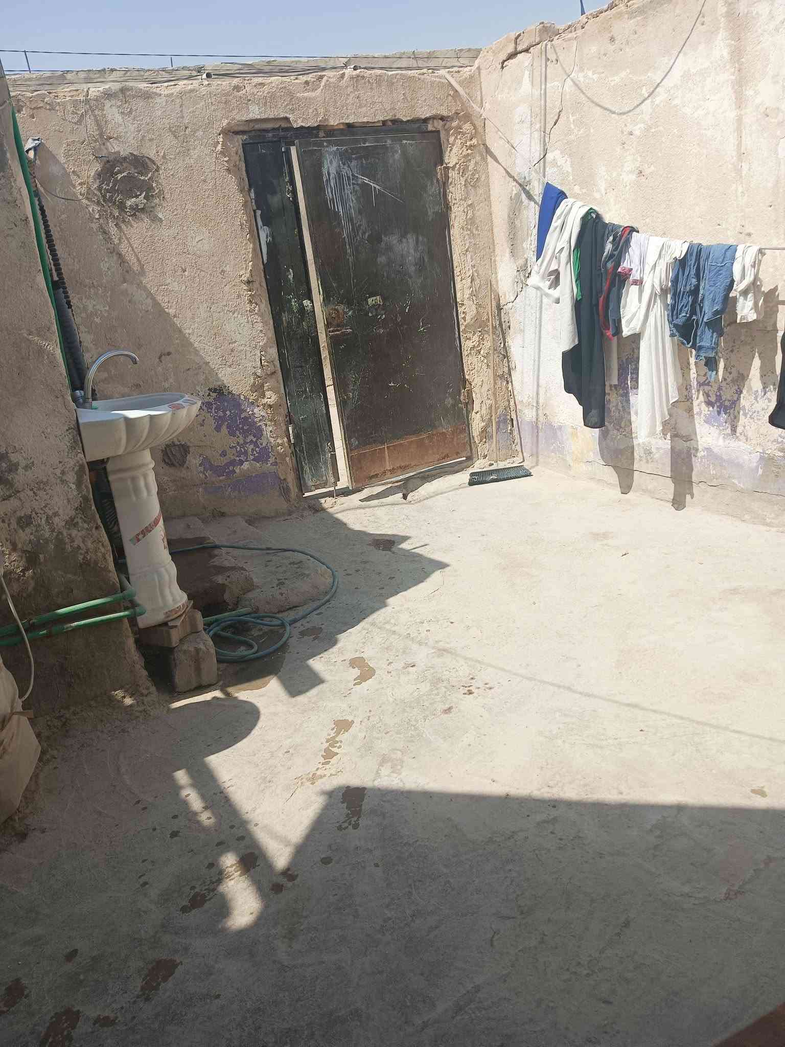 ديت بحي الرحمه قريب عالشارع الجديد 28 وبه مجال المساحته 90 متر***********
