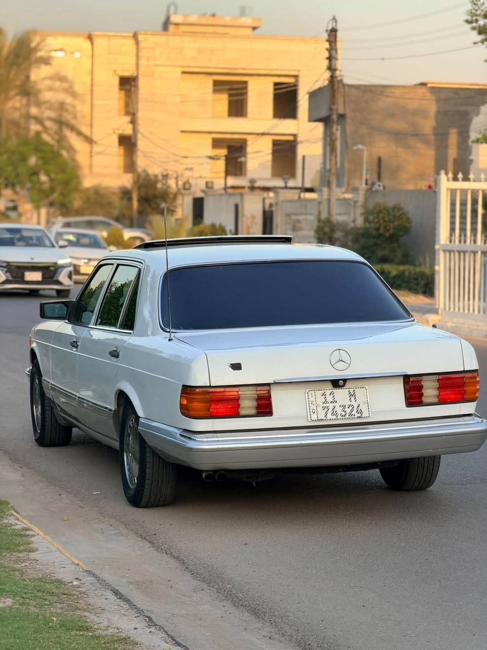 فقط للبيع.💪W126🧿300se 🇩🇪 وارد يابان اصيل 🔥💥🔥
، فخر الصناعة الألمانية . Top Germany 🇩🇪 
                                  
فخامه للبيع  واحد من أجدد رئاسي 
حجم (300se) فول مواصفات باب  قصير بلادي لون  أبيض وارد يابان موديل1988بلادي رقم بغداد انگليزي.
1-كروز سرعة.
2-دبل هورن دبل فیتبمب. 
3-أريل كهرباء. 
4-سلايت طكتين .
5-برده كهرباء.
6-كشنات كهرباء و هيتر.
7-دركة ستيرن أرباك و كهرباء. 
8-جام بيبان 4كهرباء .
9-غرفة مخمل احمر و صاجات مشطب بلاد.
10-فخامه ماشيه128 حقيقي 
حقيقي 🔥 بشرط.
11- مسجل و راديو شرکە مرسیدس- بینز .
13-اثنين سيوجات شركه ويا جلد سويج شركة بلادي
 مواصفات فخامه باقي على وضع شركه ألان سياره فقط للبيع .

ملاحضه سياره معمره بدون قطره معجون بدون سمكره بس صبغ تعمير 

مكان سياره بغداد حي الجامعه 

السعر 98 وبيها مجال 

***********
