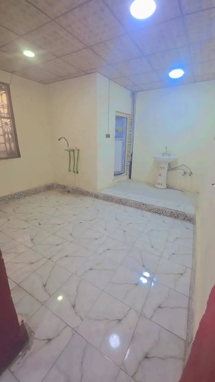 للإيجار طابق ثاني حي ابو طالب شارع الجنه  مساحتها ١٥٠متر صب مسلح
ارضيه بورسلين  تحتوي على غرفه ٥×٦ واستقبال ٧×٥ وتخاريج وحمامين  وساحه اماميه ٨٠ متر وسخان و تانكي وماطور وخط مولده واناره سقوف كامله  
اثاث بيها ثلاجه وسبلت طنين وكنتور وجربايه ام نفر وشاشه 

ايجارها ٣٠٠ الف قفل شامل مي وكهرباء 

للاستفسار اكثر ***********

