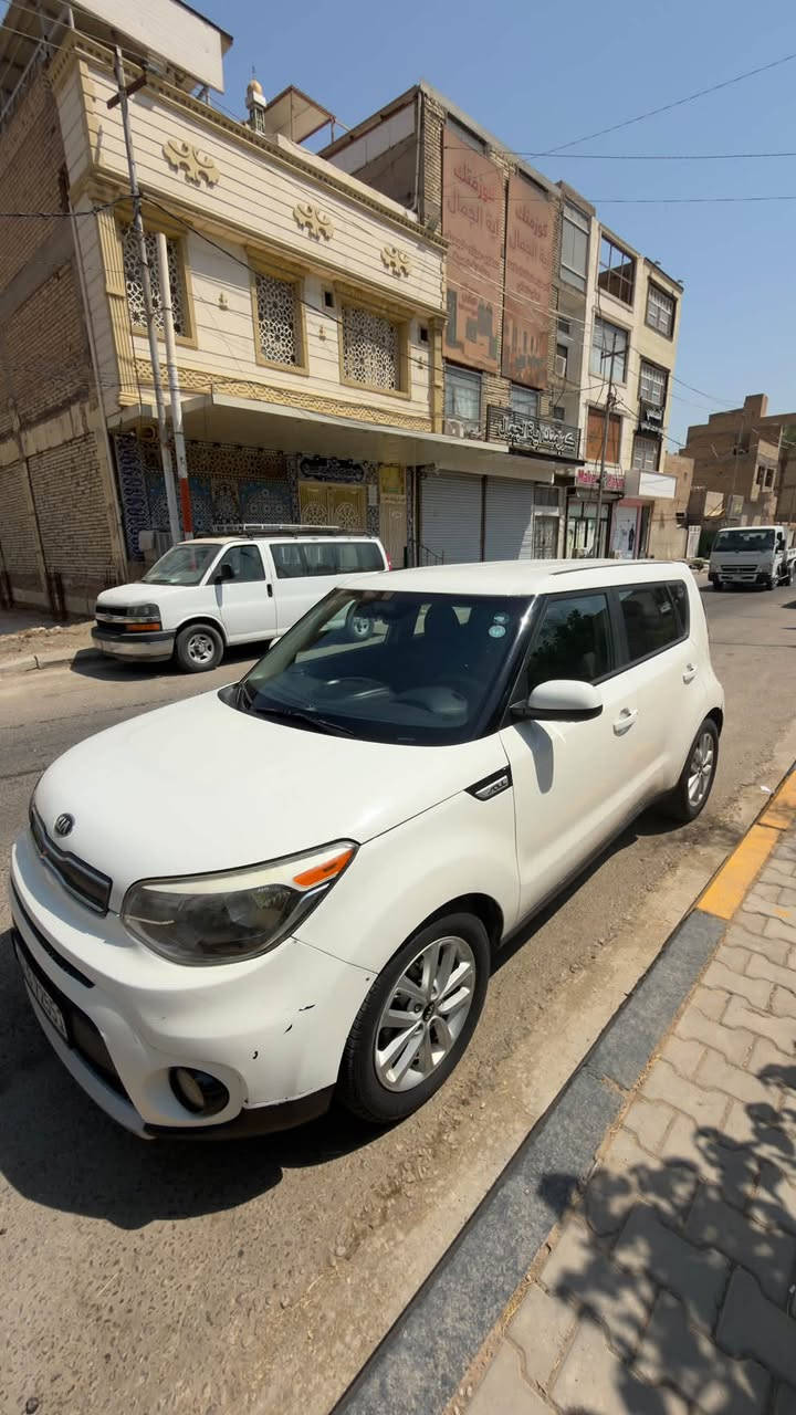 (كيا سول) للبيع 🚗✨
 الموديل: 2019
 اللون: أبيض
 المحرك: 1.6L
 المسافة المقطوعة (المكفول/العداد): 86,032 ميل (موضح بالعداد)
 الرقم: أربيل  
المواصفات والتفاصيل:
 محرك بحالة ممتازة وجاهز للفحص
 داخلية السيارة نظيفة جداً بحالة الشريكة (مقاعد قماش باللون الأسود/الرمادي)
 شاشة تحكم مع تحكم شفرات/تحكم مقود (Steering Controls)
 تبريد وتدفئة شغالين 100%
 مساحة الصندوق الخلفي واسعه وعملية 
السعر: (10,000$)
للتواصل والاستفسار: ***********
