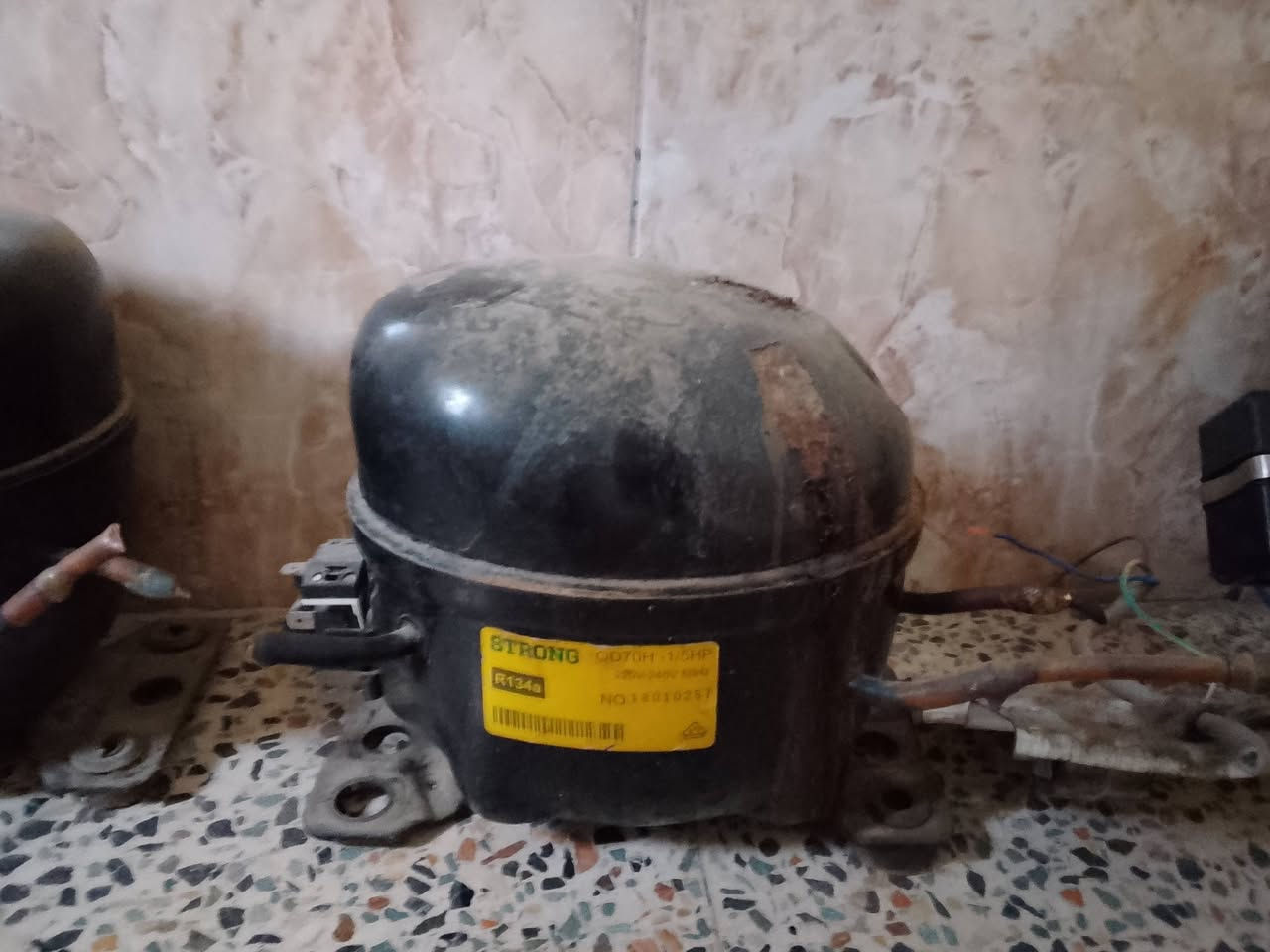 السلام عليكم
ثلاجه شغاله بس بيها الانرماده الجوه بيها خياس مع ماطورات ٣ شغالات 
السعر ١٠٠ الف كلهن 

المكان بغداد بسمايه قرب مجمع الاحسان 
للاتصال ***********
