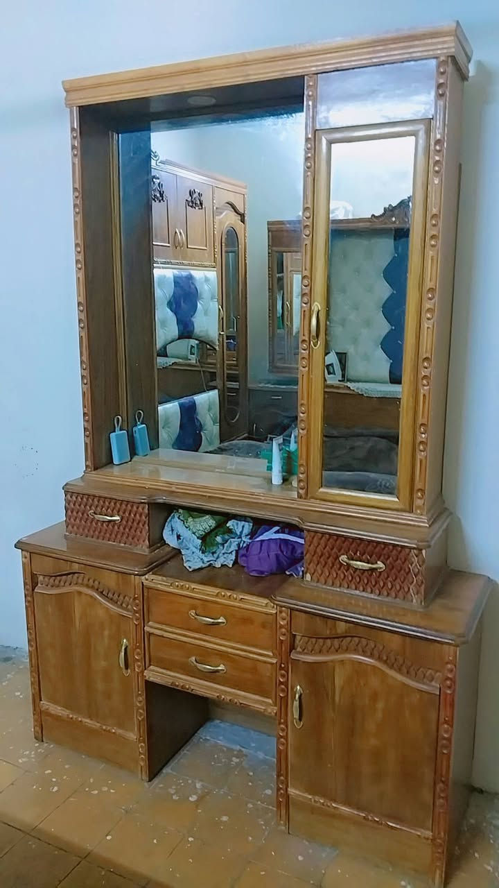 ياالله غرفة نوم درجة أولى خشب اصلي نظافة ٩٠%  6 وملحق داخل وخارج صاج سعرها ٨٥٠ وبيها مجال قليل لان اريد انقل الغير بيت بغداد مدينة الحرية سوك دباش توصيل موجود على المشتري تجي واتشوفها بعينك ***********
