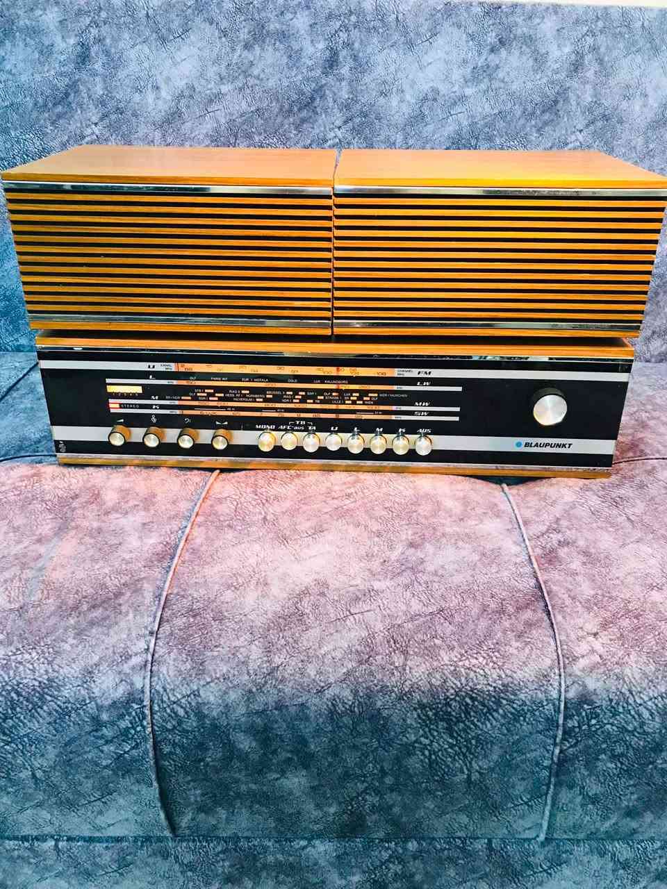 للبيع راديو انتيكا 📻
من شركة BL AUPUNKT المانيا 🇩🇪 
نظافة الجهاز 100 % جديد لوك 
صناعة الجهاز 1975 المانيا 🎼
FM / MW / LW / KW نظام الراديو 
سحب الراديو 100 % نقاوة جداً عالية
المظهر الخارجي للجهاز من الخشب 
سماعات خارجية للجهاز  
للاستفسار اكثر مراسلة الصفحة 
وات ساب *********** اتصال ☎️
