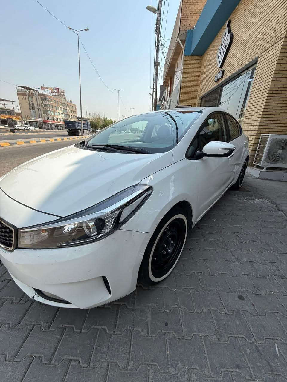 السلام عليكم
 سيراتو 2018 خليجي نص فول رقم بغداد موبأسمي

ماشيه 180 الف

محرك 2000دوش المرغوب گير AT

فتحه تحكمات ستيرن شاشه الكشنات جلد

تحكم مري مري شفط كامره خلفيه حساسات خلفيه

تبريد  ثلج❄️حداديه جديده

ويل عادي تاير نضيف 
السياره نضيفه كلش وسوناره موجود 

السعر (128 )
الأستفسار ***********
مكان السياره النجف
