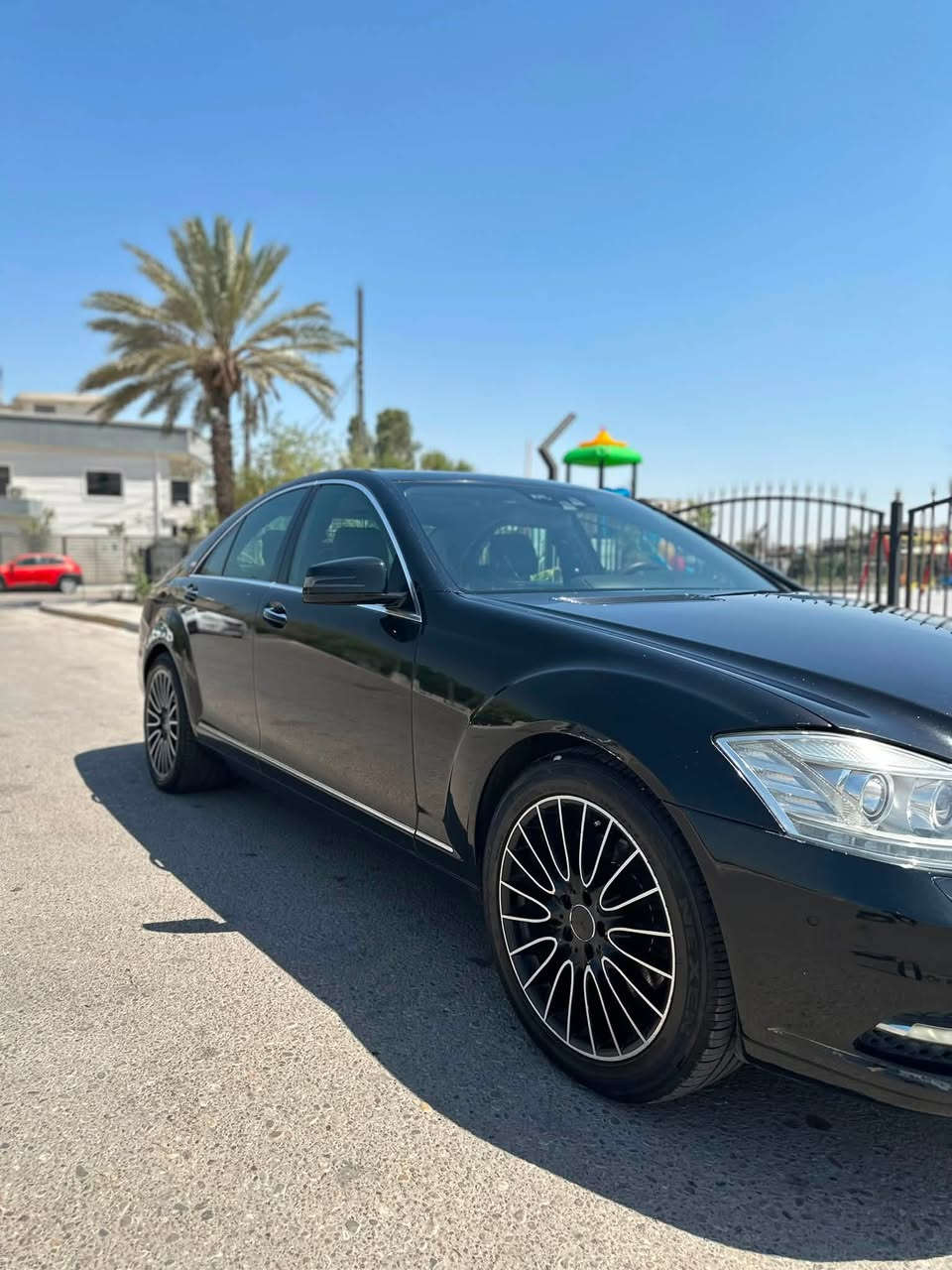 مرسيدس S350
المواصفات:
*موديل 2010
*محرك 6 سلندر 3500
*رقم سليمانية تريد تحويل تريد وكالة 
*نظام چوبلس (تصعيد وتنزيل السيارة عن طريق الجكات)
*ناظور ليلي
*سلايد روف
*كراسي امامي كهرباء مع خزن ميموري
*بيبان شفط 
*صندوك شفط
*تبريد ثلج
*مكينة كير بدون فتح بشرط
*صدر جديد
*دواخل السيارة كلش نظيفة
*سستم صوت Harman/Kardon
*تدفئة تبريد كشنات
*مري شفط
*لايت زنون
*بردة خلفية

بيها هواي مواصفات حتى ما اعرفها 

النواقص:
*الشفط مال بيبان بي مشكلة بس الشفط مال صندوك شغال

الضرر:
السونار مرفق مع المنشور

*السعر:170 وبيها مجال بسيط جداً
***********
