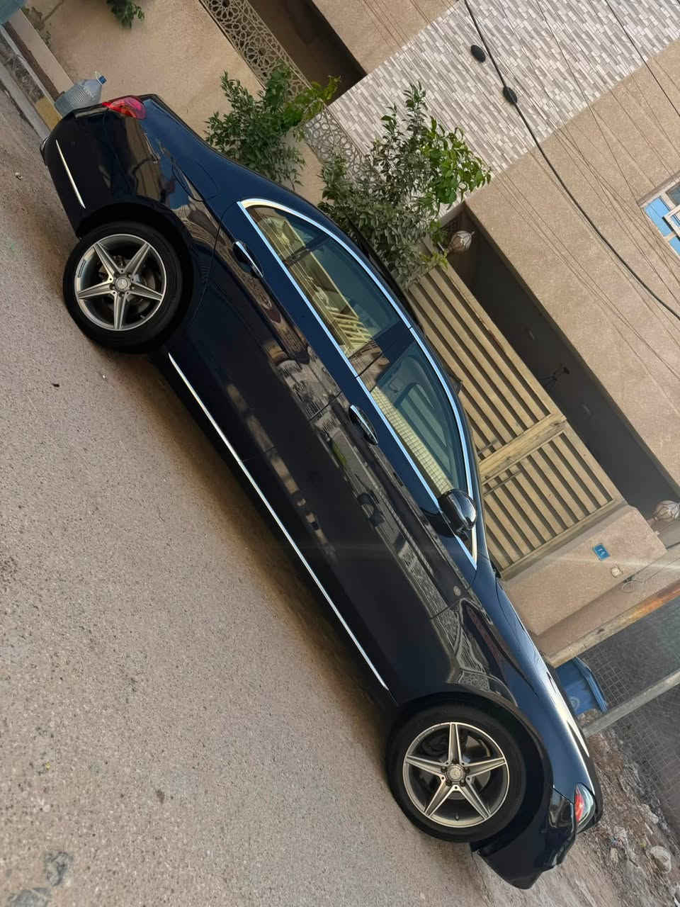 للبيع مارسدس  E300 موديل 18 حادث بسيط بدون ايرباك ضمان دولي بصمتين رقم بغداد حرة باسمي هزة جديدة مواصفات:
بانوراما 
داخل جلد ابيض + صاج ملكي
شاشة+ كامرا دوارة
داخل انارة متغير 64 لون + انارة تبريد
كشنات خزن ميموري ثنينهن + كهرباء
تدفئة كشنات
شحن لاسلكي واير ليس
سيتم صوت BURMESTER
حساسات ٣٦٠ درجة
دبل ماوس تحكم
انارة داخلية led
رادار جانبي + نقط عمياء
رادار امامي + تحديد مسار
نظام Auto park
نظام Auto stop
مودات قيادة(eco,comfort,sport,custom)
جنطة كهرباء
وباقي المواصفات المعروفة والسيارة جديدة وكاملة مكملة اي نقص مابيهة (صفر مسج) وماشية 59 الف وحادثهة كلشي بسيط جاملغ وبنيد ومبدلات اصليات نفس اللون بدون صبغ بدون دواخل وايرباك  وصور الحادث موجودة عندي عالخاص والسعر 233$ للاستفسار ***********
