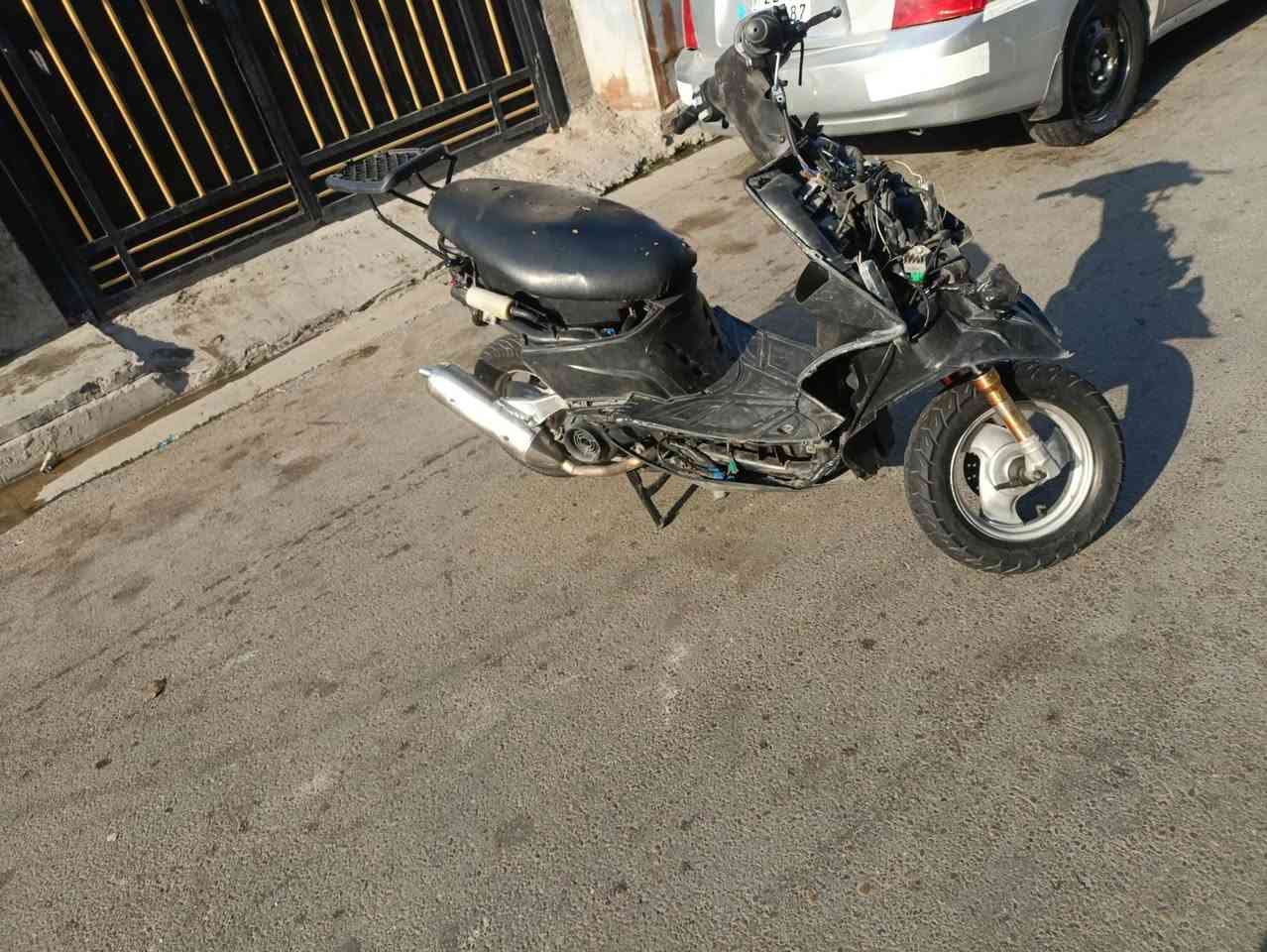 سلام عليكم ماكس مضلع 
كامله كله وما نقصه شي بس بنزات 
وبقيه كله كامله كفراتها. كله موجوده كلجات رياضي وصدر رياضي 
مكينه لا تبخير ولا تنقيص صوته حلو سلف شغال كهربيات كله شغاله مكان بغداد المشتل سعر 400وبيه مجال ***********
