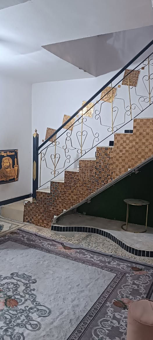 السلام عليكم 
معروض للبيع نصف دار خلفي 
المساحه (١١٠) م  الدربونه متر ونص 
بناء نظيف عكاده طابقين 
يحتوي على 
استقبال وصاله وغرفه ومطبخ وصحيات 
الطابق الثاني 
غرفه نوم عدد (٢) 
صاله 
صحيات 
السعر (٩٥) مليون 
للاستفسار الاتصال واتساب ***********
مكتب المدار الذهبي للعقار
