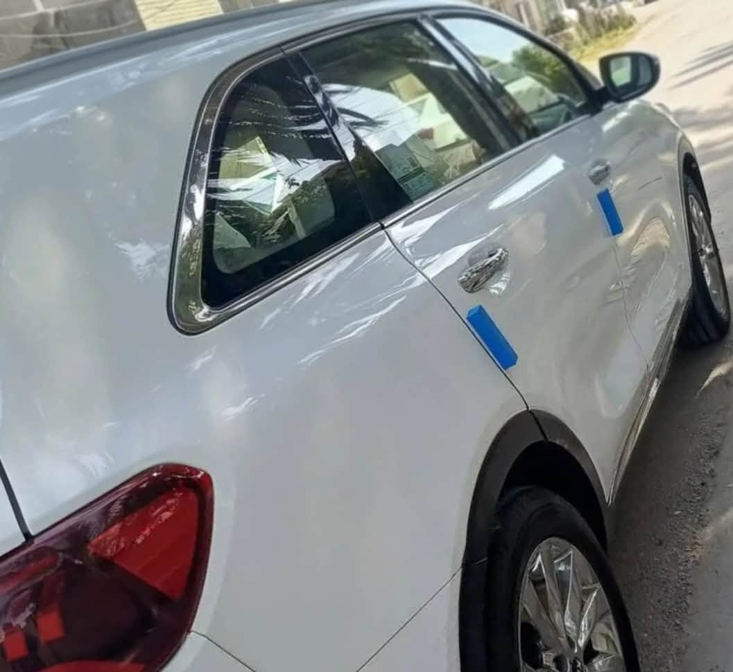 سورنتو خليجي موديل 20 رقم اربيل الدولي سنوية بسمي تحويل مباشر تريد سنوية تريد وكالة هزة وسنوية جديدة مكاني بغداد غير متواجد علفيس يعني الي راسل علفيس ماكو رد اكو رقم اتصال ..بدون مراوس  السعر 235 وبيهة مجال سيارة مكفولة محرك كير بيهة فقط بارد بين باب السائق والباب الخلف السائق بارد بسيط وسونار موجود الي يريد سونار ادزلة علواتساب ماشية 96 مواصفات
محرك 6 سلندر 3600 سبعة راكب 3 قطع تبريد 4 انضمة قيادة صندوك كهرباء 
ترحيب كامرة دوارة 
اريل انفكيشن 
بصمة ابواب وتشغيل 
لايت زنون عدسات
تخم تاير جديد 
صدر منتاز 
كشن مخمل 
بردات بلادية
5 ويل كب
للتواصل ***********

نص مكتوب في الصور:
- OKAY!!