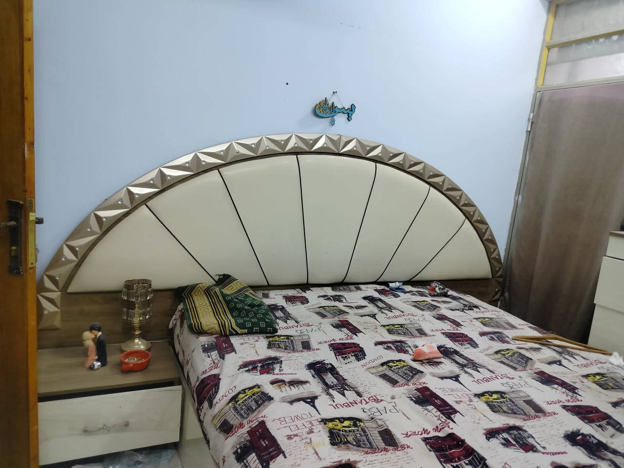 السلام عليكم غرفه اخشاب نضيفه ممتعوبه قبل سنه شتريتها مليونين هسه داحول بيت اصغر عرضته 500  بيه مجال قليل غرفه من النوعيه الزينه الماليزي بغداد الخطيب ***********  وتساب@
