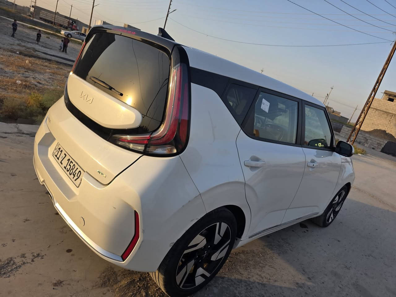 كيا سول GT-Line موديل 2024 للبيع 🚗✨
السيارة بحالة ممتازة جداً، جاهزة للاستخدام وما تحتاج أي مصروف، مواصفات رياضية مميزة وشبابية وعائلية بنفس الوقت. (صور الحادث في أمريكا متوفرة وموجودة بالمنشور لإثبات نظافة الضربة).📌
 المواصفات والتفاصيل:الملكية: السيارة باسمي والتحويل ثاني يوم مباشرة 📄
الموديل: 2024الفئة: GT-Line (أعلى مواصفات رياضية)المحرك: 2000 دوش (DOHC) قوي جداً واقتصادي بمصرف البنزينالمسافة المقطوعة (الماشية): 72 ألف كيلومتر فقطالرقم: بغداد (الرقم الوطني الموحد الجديد 11 Z)الجير: أوتوماتيكاللون: أبيض ملكي مميز✨
 أبرز المواصفات:شاشة عدادات رقمية (ديجيتال) بالكامل متغيرة الأشكالشاشة وسطية كبيرة لمس تدعم Apple CarPlay و Android Autoويل (جنوط) رياضية حجم 18 إنش بلونين (مكحلة) الخاصة بفئة الـ GT-Lineنظام الحفاظ على المسار والرادار الجانبي والتنبيه من التصادمتحكم ستيرن كامل جهتين مع تطريز رياضي باللون الأحمرفتحة سقف (سانروف) شفافةإضاءة LED أمامية وخلفية بتصميم الطوق المميزنظام قيادة متعدد (Drive Modes) اقتصادية ورياضية🩺
 حالة السيارة والحادث (حسب صور أمريكا المرفقة):الحادث: وارد أمريكي، ضربة جانبية خفيفة وتجميلية فقط في بيبان جهة السائق.الأيرباج: إيرباج الكرسي الجانبي فقط طاق أثر الضربة ومصلح بلادي، وباقي الأيرباجات (الستيرن والدشبول والستائر) كلها سليمة 100% وموقعها بلادي (بشرط الفحص).السلامة: المقدمة، الخلفية، الحقيبة، جهة الراكب بالكامل، والشواصي سليمة 100% وبشرط الفحص.الصبغ: صبغ البيبان جهة السائق أثر الحادث (تعديل وصبغ درجة أولى وبدون معجون قوي).المحرك والجير والتبريد بشرط الفحص (ثلج ❄️)صدر السيارة وجاهزيتها 100% (تونيز كامل).
💰 السعر المطلوب: 170 ورقة (وبيها مجال حك الجيّة للشراي البدّاي)
📍 المكان والمعاينة: ديالى - بعقوبة📞 للتواصل والاستفسار (اتصال أو واتساب): ***********
