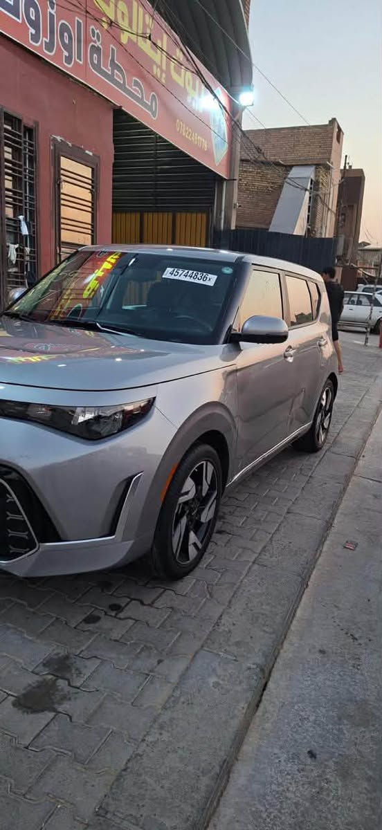 🚗 كيا صول موديل 2023 جي تي لاين
السعر اتصل مناسب لغرض السفر

فول 1/1 رقم اربيل باسمي تحويل ثاني يوم
🔧 المواصفات الفنية:

 • المحرك: 4 سلندر سعة 2.0 لتر
 • ا
 • نظام الدفع: أمامي (FWD)
 • الوقود: بنزين
 • صرفية وقود قتصاديه

 • شاشة كبيرة 
, فتحه 
 • بلوتوث
 • كاميرا خلفية
 • مكيف هواء
 • تحكم بالمقود
 • أنظمة أمان (ABS – ثبات إلكتروني – مانع انزلاق)

📊 تفاصيل السيارة:
▪️ الموديل: 2025 
▪️ اللون: سلفر
▪️ الممشى. 🔟 000
▪️ الحالة: باب 🚪 مبدل 
▪️ الاتصال على الرقم التالي ***********  واتساب
