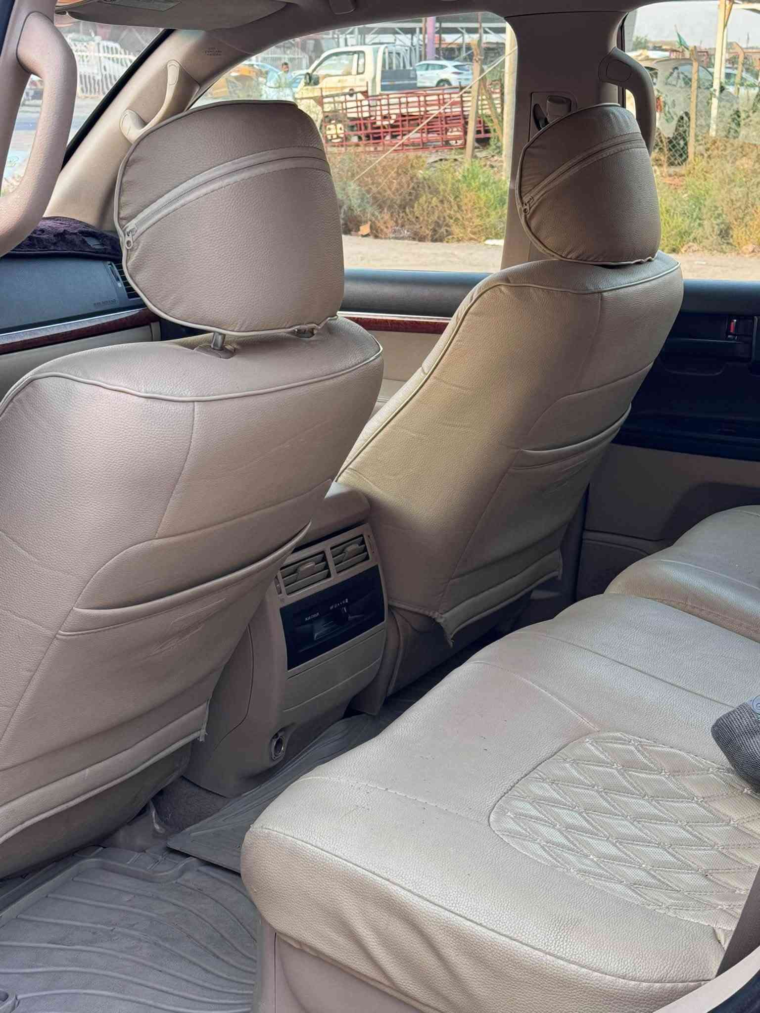 السلام عليكم
1.Land Cruiser
2./2013
3.فطيم جديده 
4.بيها منضومه غاز 
5.بيها جراد ب بنيد، و، جاملغ الايمن بارد فقط، 
6.6V
7.ماشيه 300الف 
العنوان واسط الزبيديه 
***********
