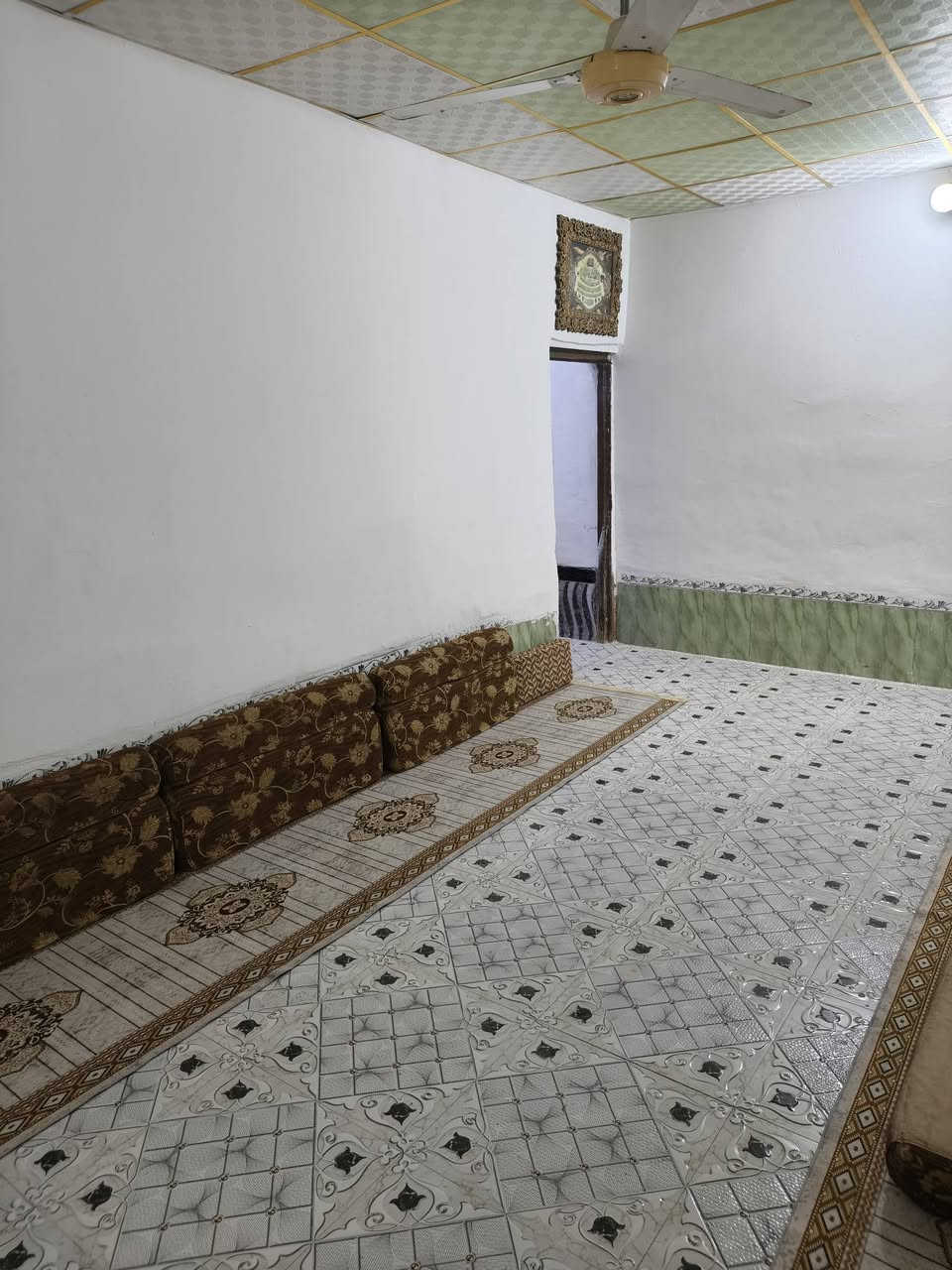 السلام عليكم بيت طابو للبيع بناء قديم بس نضيف يعني تسكن بي طبيعي مساحة ٢٠٠ م يتكون من استقبال ٨ونص م أربع غرف ٣ جوه والرابعة طابق ثاني ومطبخ حار وبارد وصاله وصحيات خارجيه 
المكان حي العسكري شارع الصوره ثالث بيت عن الشارع الرئيسي وقريب على شارع الأربعين السعر خاص وتساب بخدمتك
للاستفسار الاتصال على الرقم ***********
