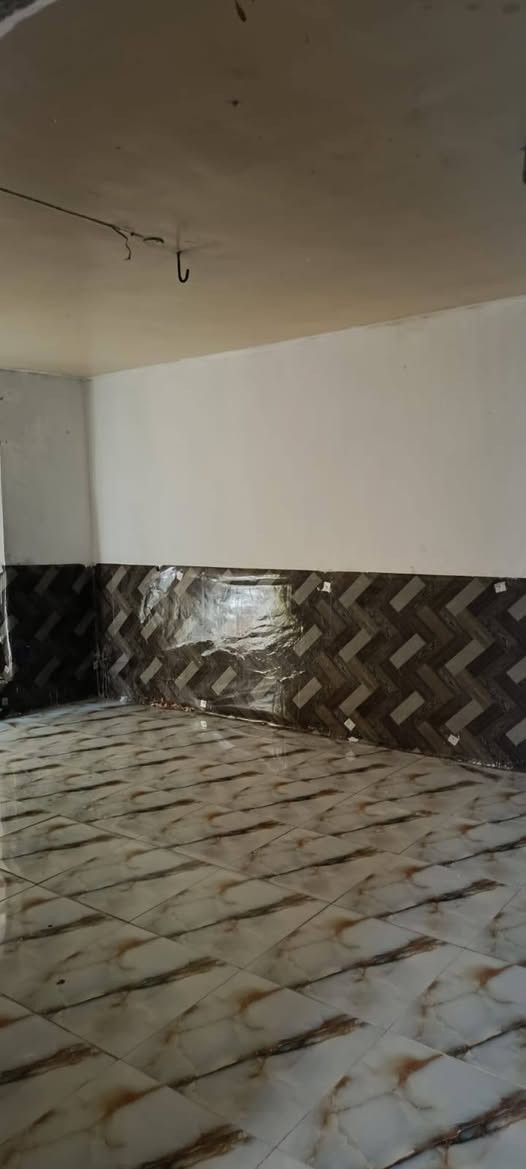 بيت للأيجار
طابق أرضي
التحرير شارع 40 خلف الأسواق العالمية
يتكون من غرفتين وصالة ومطبخ وصحيات 
أيجارة 225 
للتواصل ‏***********
